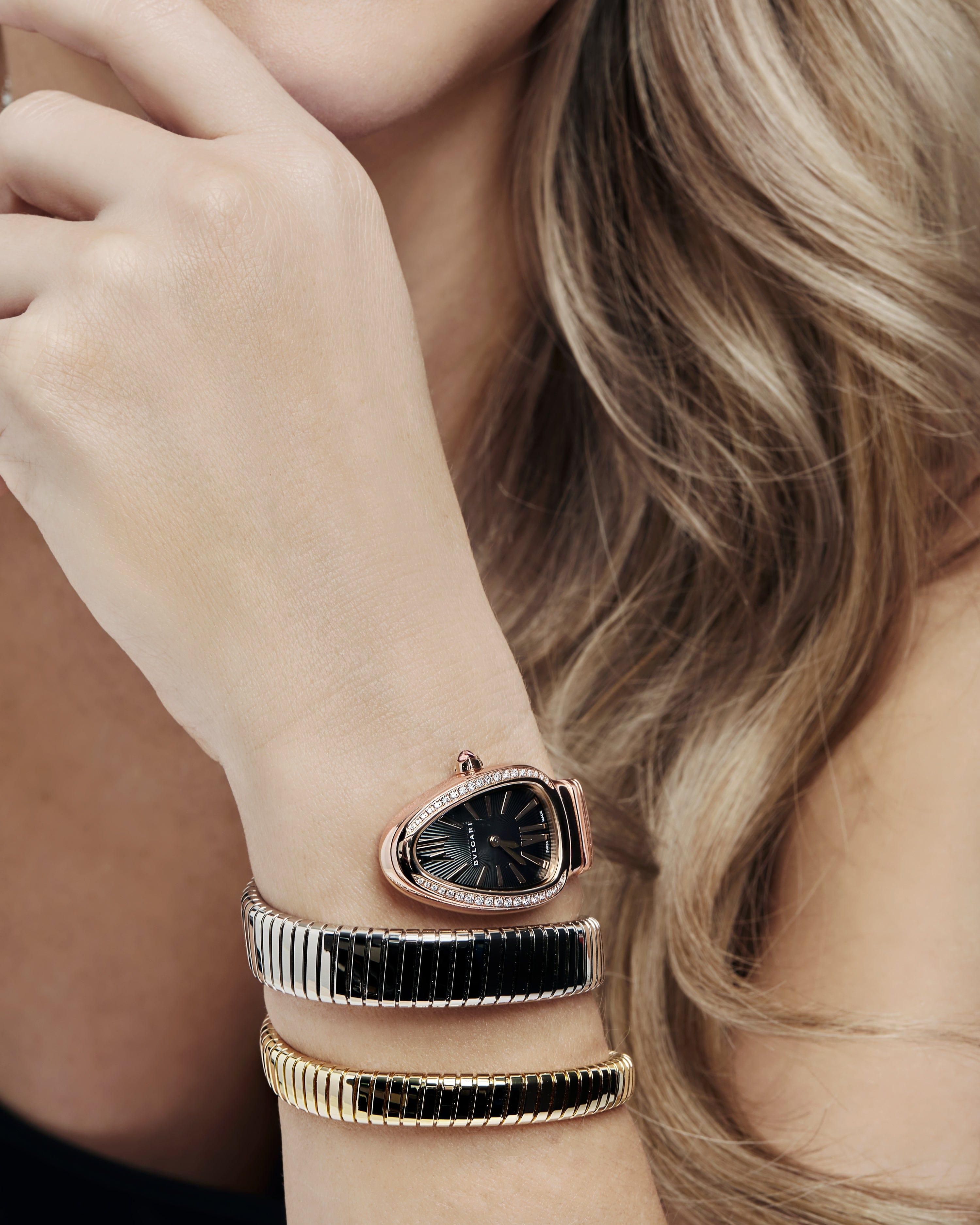 Jewels Aficionado ofrece el Reloj BVLGARI Serpenti Tubogas 102948 es un impresionante reloj que combina a la perfección lujo, innovación y diseño atemporal. Fabricada en una llamativa combinación tricolor de oro rosa de 18 quilates, acero inoxidable