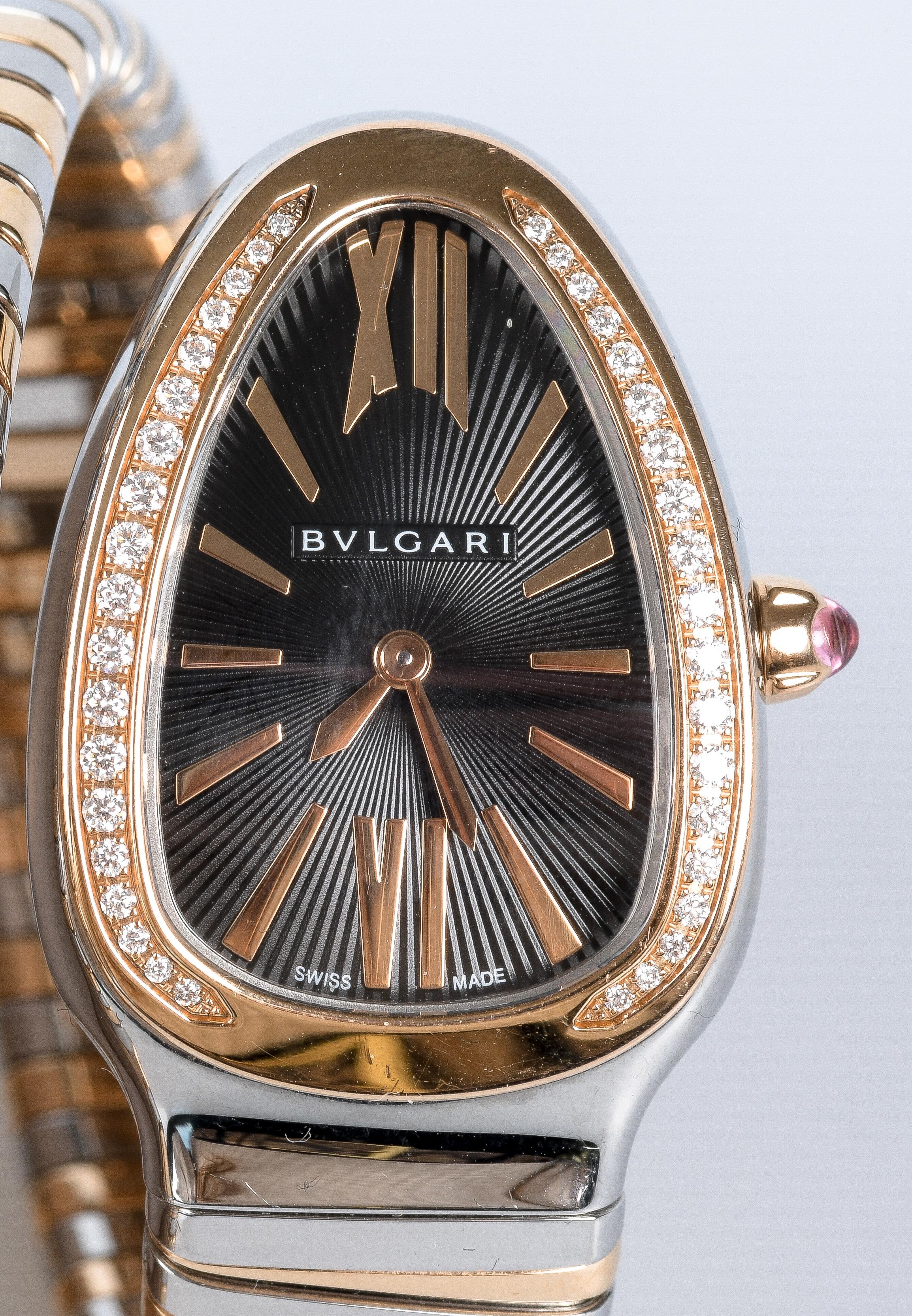 BVLGARI SERPENTI TUBOGAS watch in 18-carat pink gold with 5 flexible stainless steel spirals.
This luxury watch is characterized by its unique design in the shape of a coil wrapped around the wrist. 
The case is stainless steel and the dial