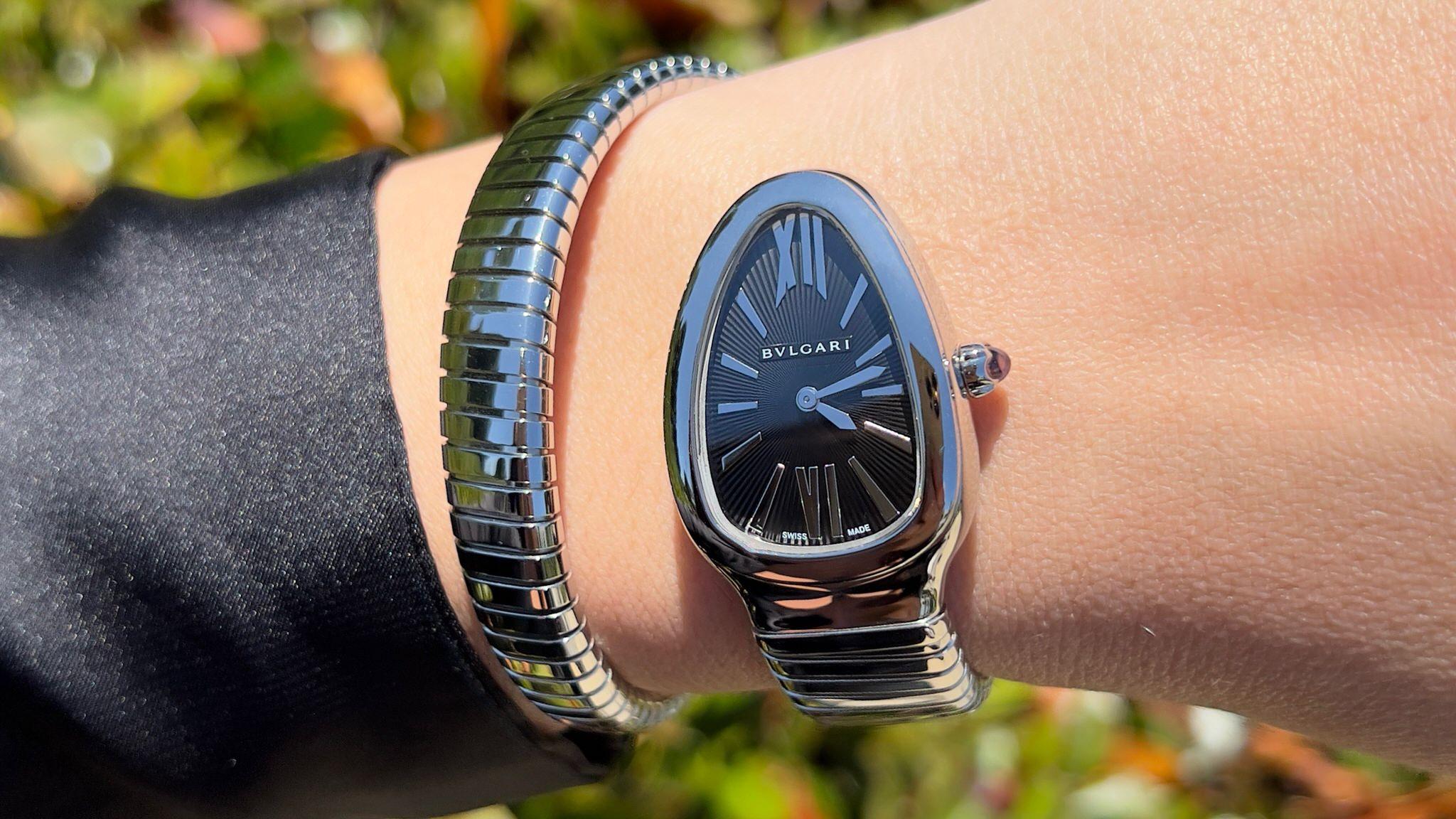 It comes with the Original Box & Papers
Brand: Bvlgari
Collection: Serpenti
Gemstones: Rubelite
Dial: Black Opaline
Metal: Stainless Steel
Movement: Quartz
Case: 35 mm
Waterproof: 30 meters