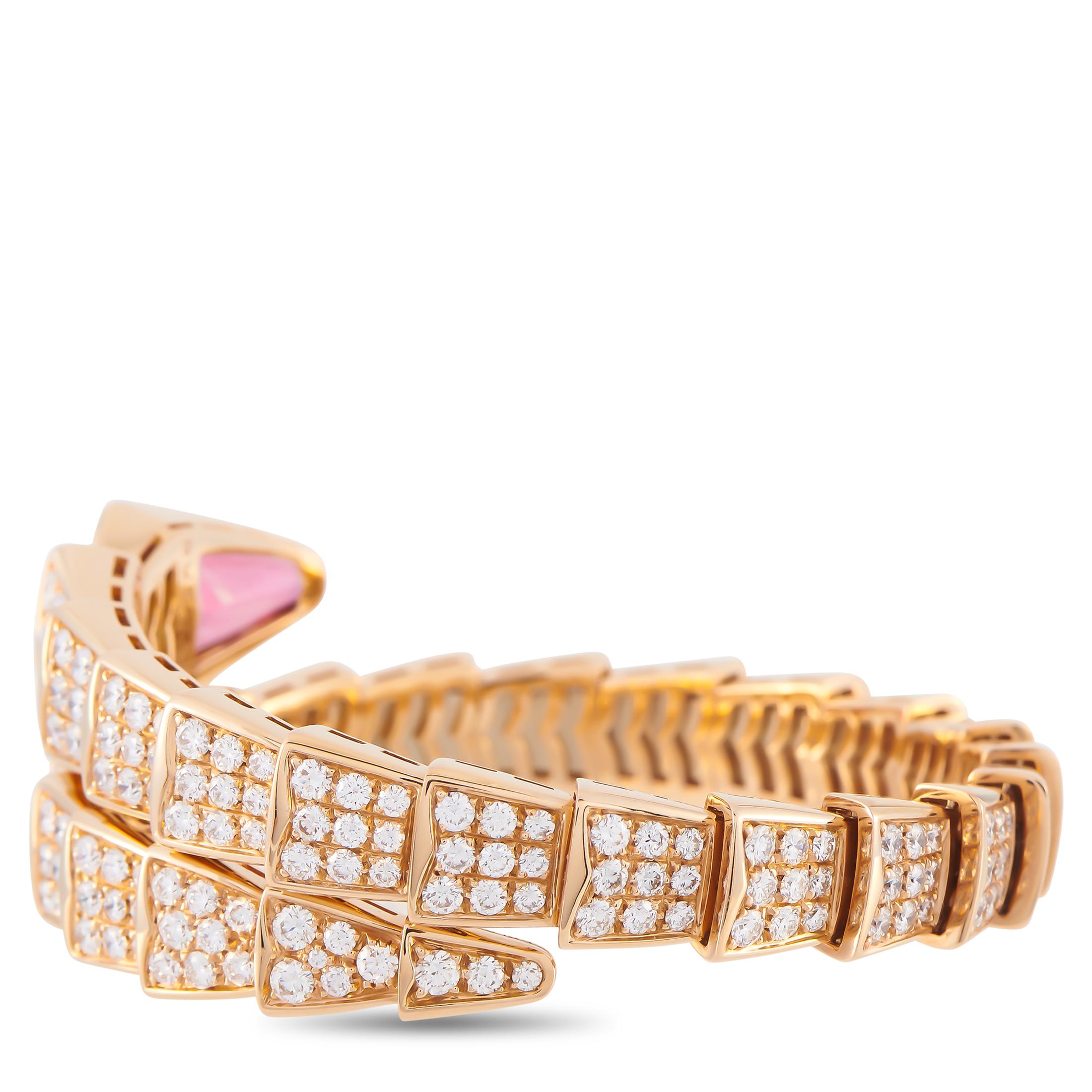 Dieses Bvlgari Serpenti Viper Armband ist ein fesselndes Stück, das immer aktuell bleiben wird. Inspiriert von der eleganten und rätselhaften Schlange, präsentiert dieses Armband aus 18 Karat Roségold eine Reihe von funkelnden Diamanten mit einem