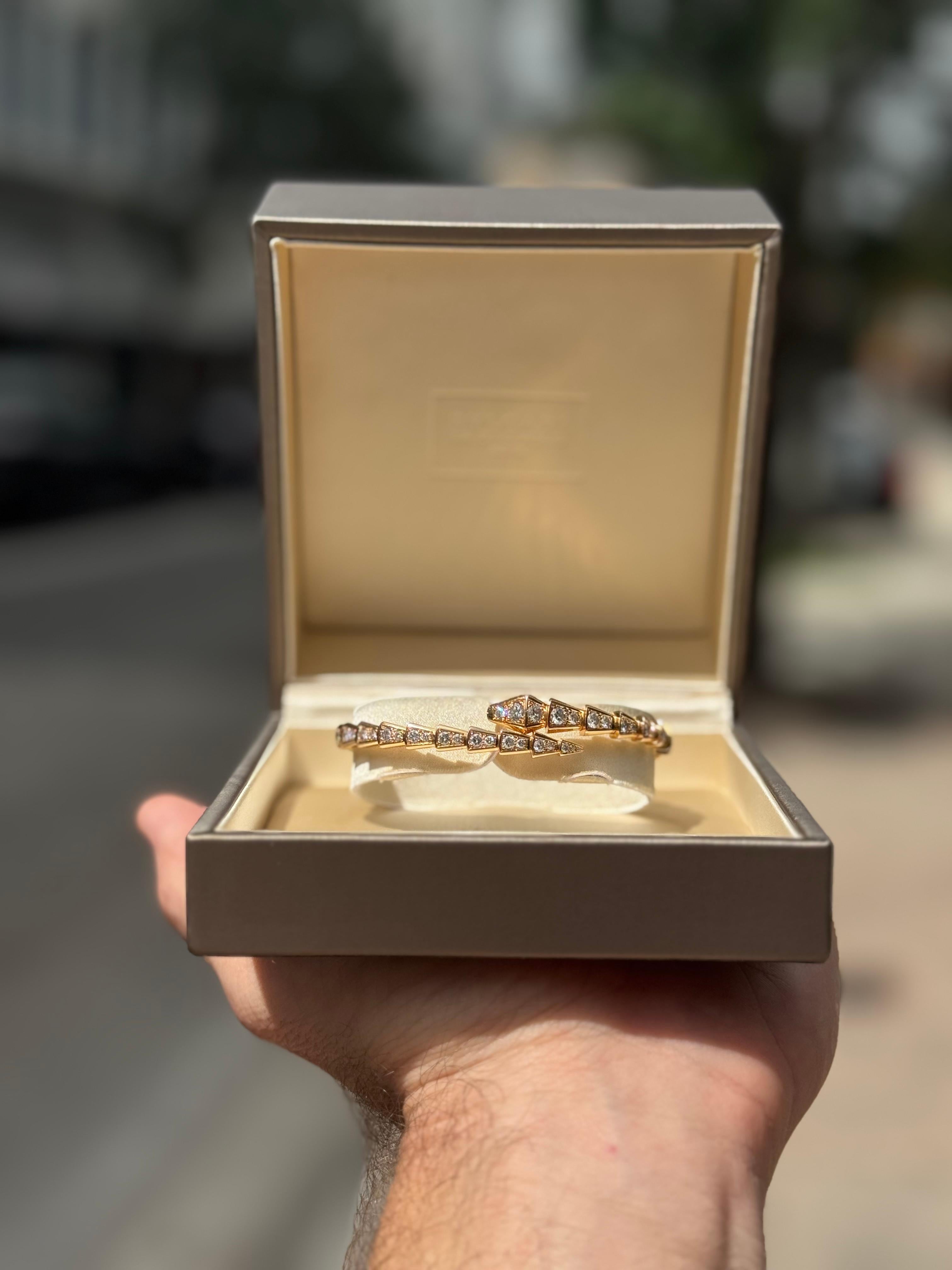 Round Cut BVLGARI  Serpenti Viper 18K Rose Gold Pavè Diamond Bracelet Size M Ref: 353793 For Sale