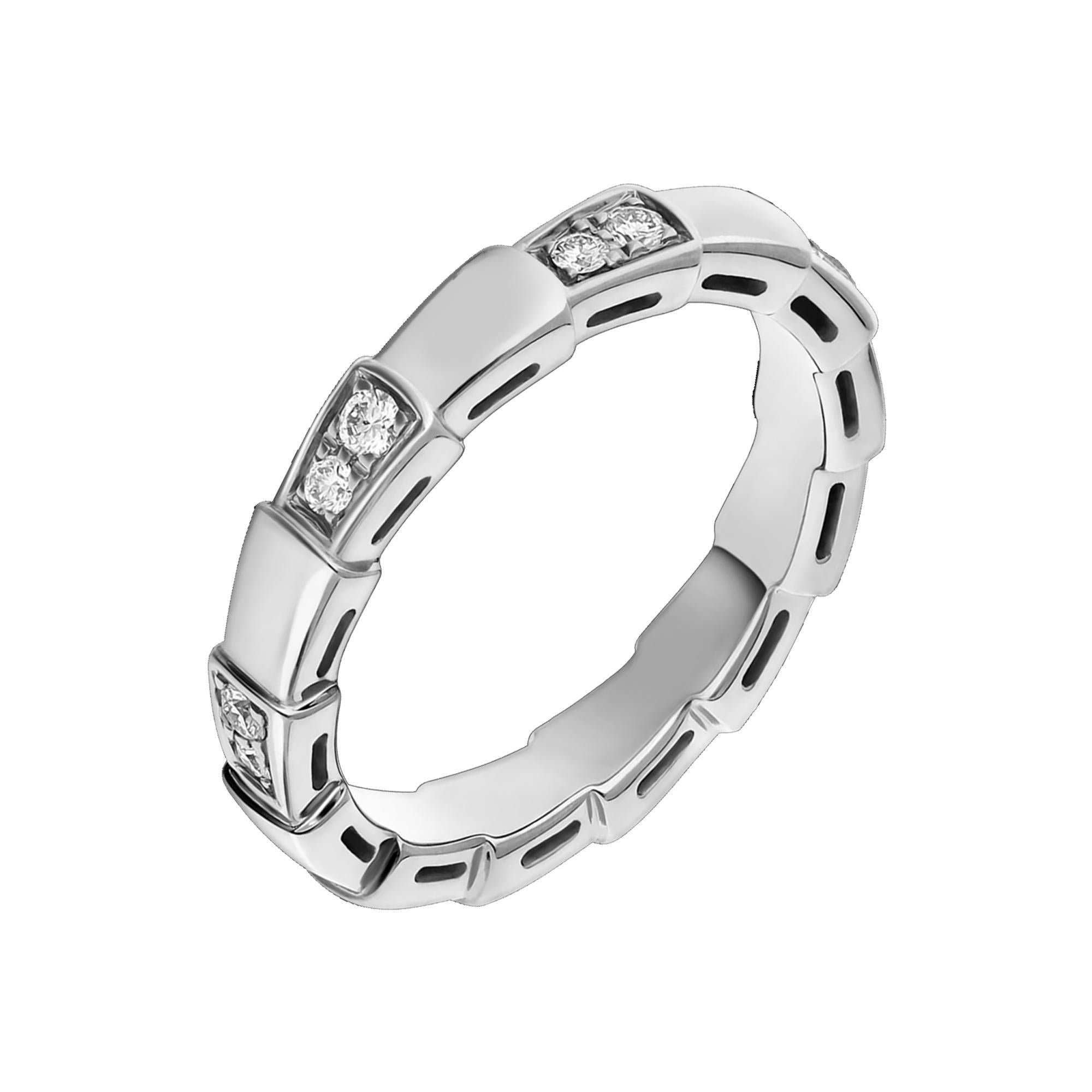 L'anello Bvlgari Serpenti Viper Diamond Band in oro bianco 18 carati reimmagina il fascino del serpente con una silhouette elegante e moderna. Con una larghezza di 3,5 mm, il suo design a segmenti imita le scaglie di un serpente, accentuato da