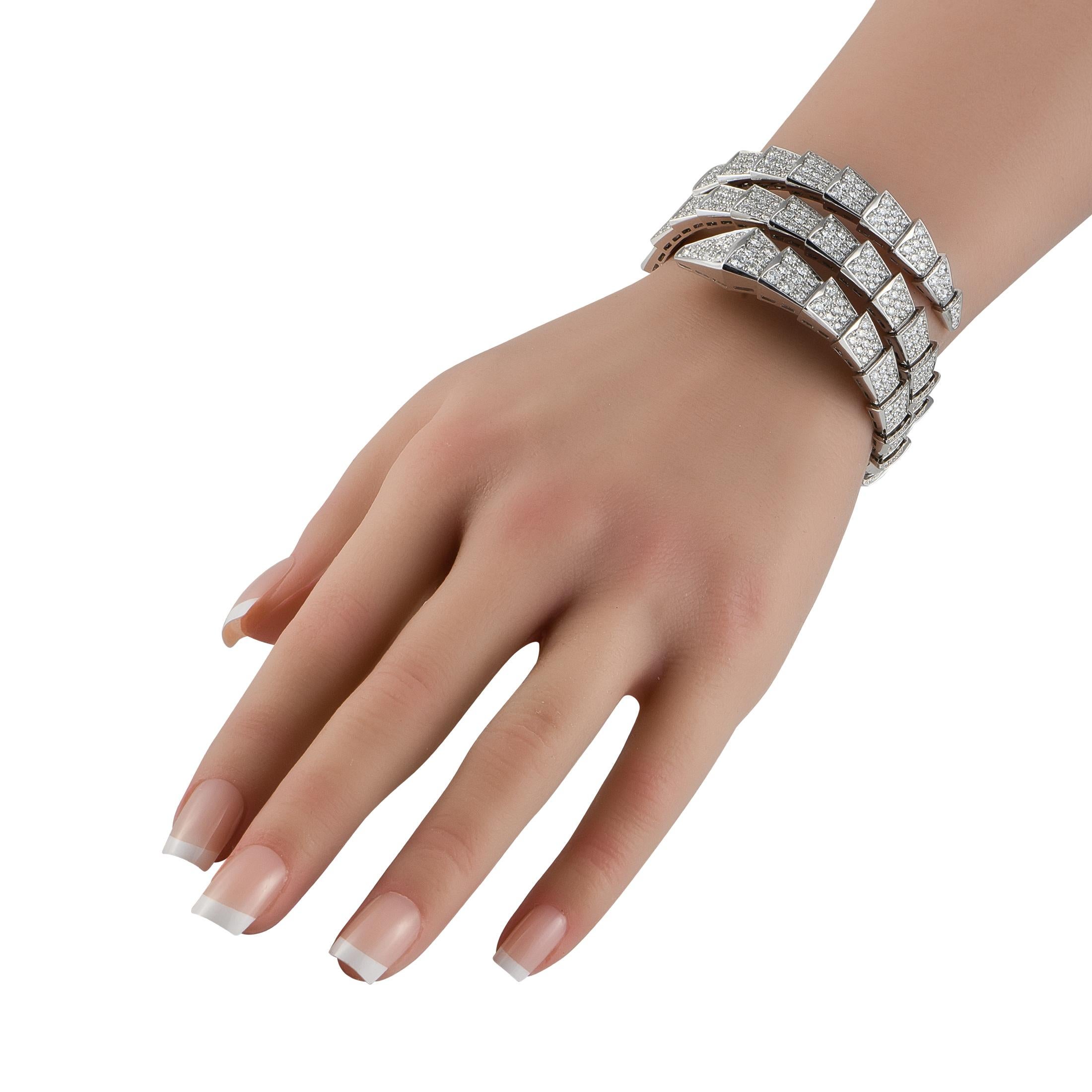 Envuelve tu muñeca con sinuosa elegancia con esta pulsera Víbora Bvlgari. El diseño en espiral, el motivo geométrico y el glamuroso adorno de diamantes capturan el encanto de la serpiente. Espera que esta pieza de oro blanco sea una declaración de