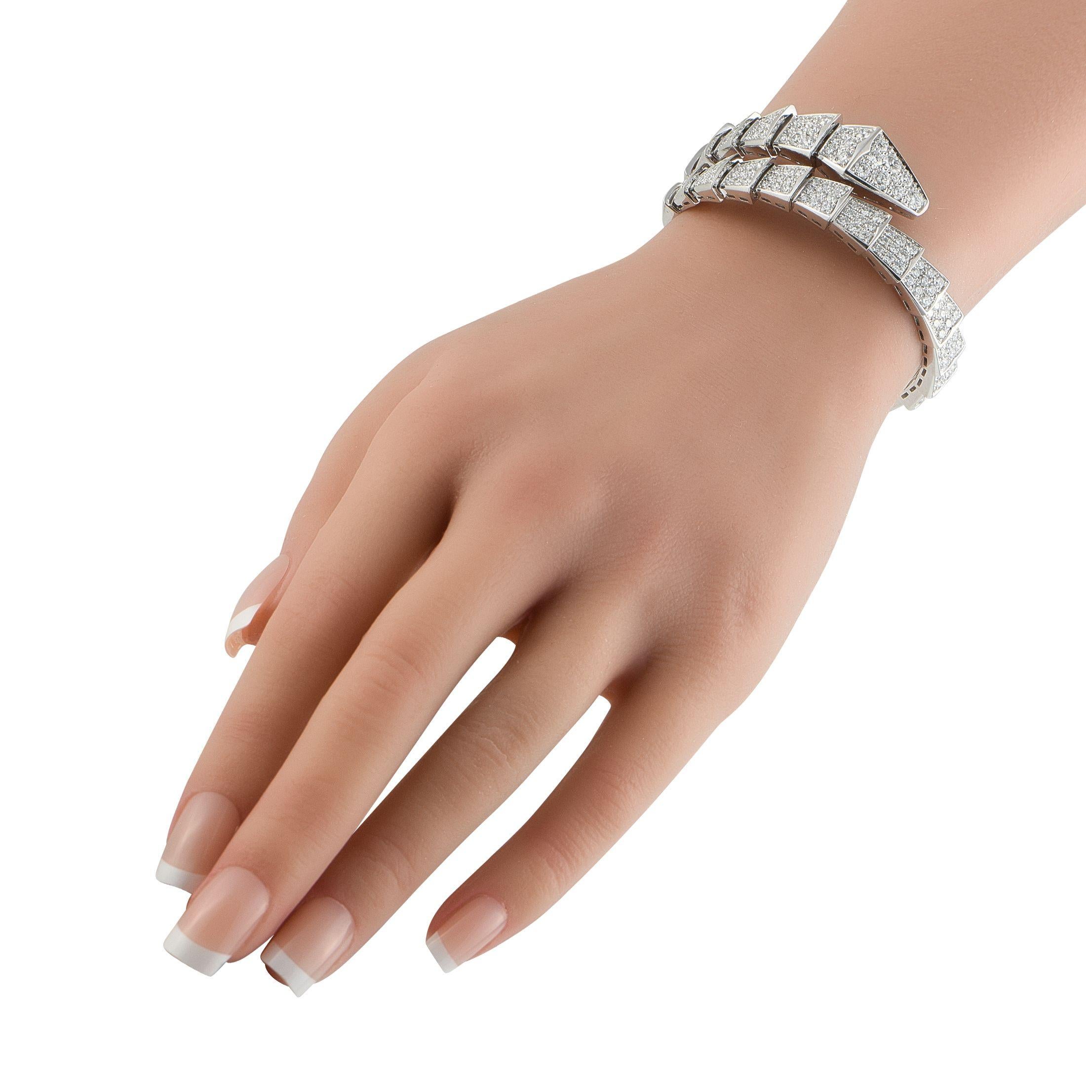 Questo bracciale Bvlgari Serpenti Viper è audace e mozzafiato. Questo pezzo, che riprende uno dei simboli più iconici del marchio, è incastonato in oro bianco 18 carati e si avvolge senza sforzo intorno al polso. Un'incredibile serie di diamanti