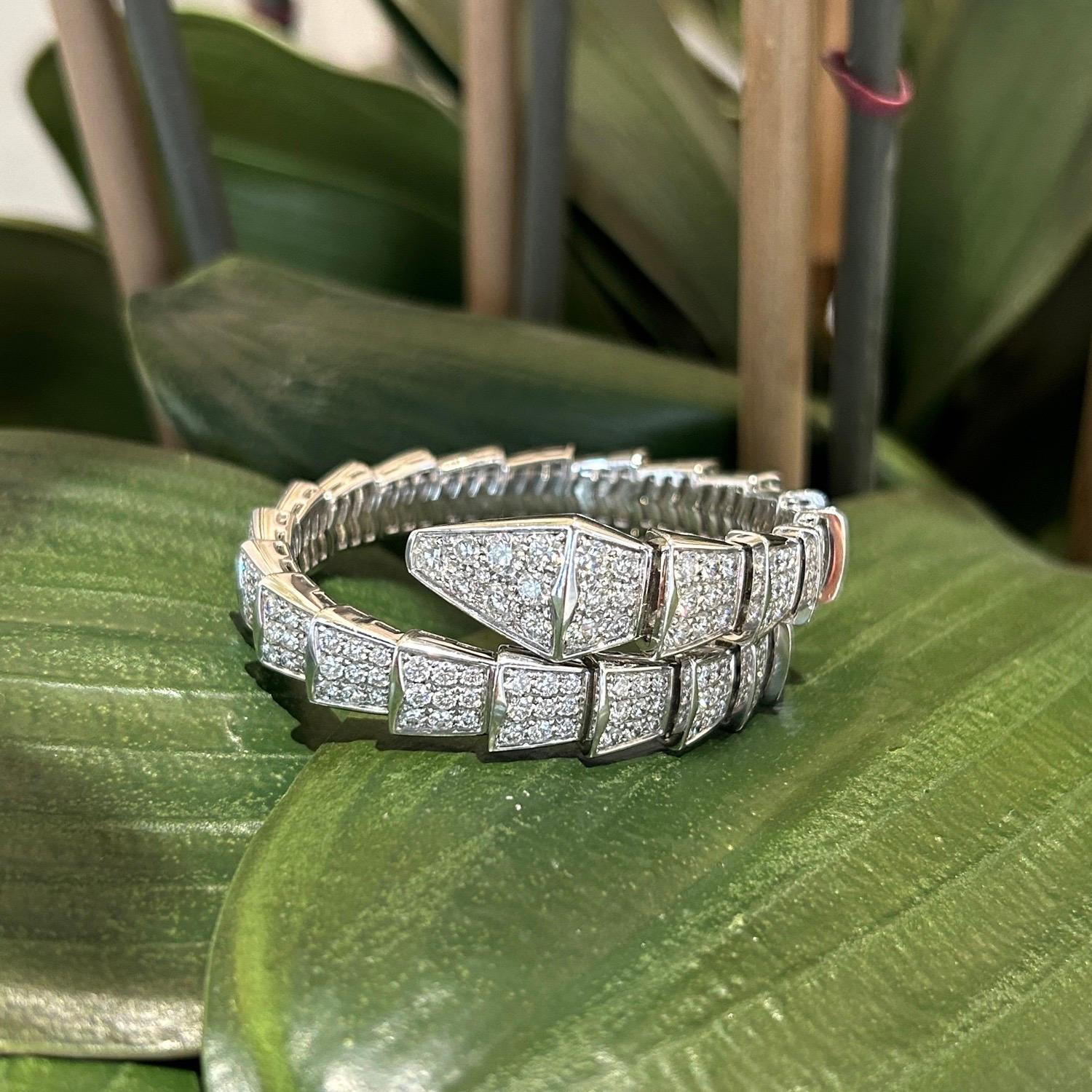 Moderne Bvlgari Serpenti Viper Bracelet enveloppant en or blanc 18 carats et diamants en vente