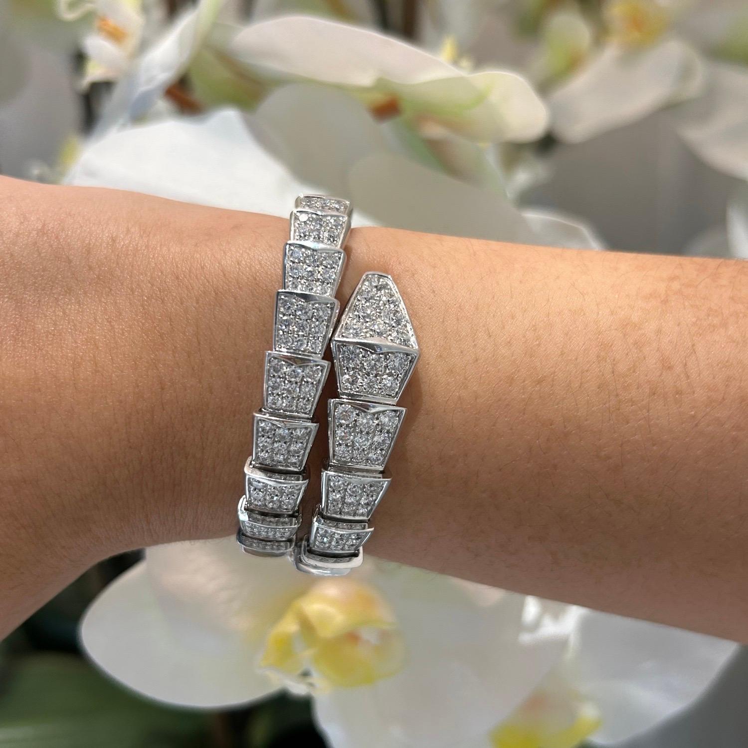 Taille ronde Bvlgari Serpenti Viper Bracelet enveloppant en or blanc 18 carats et diamants en vente