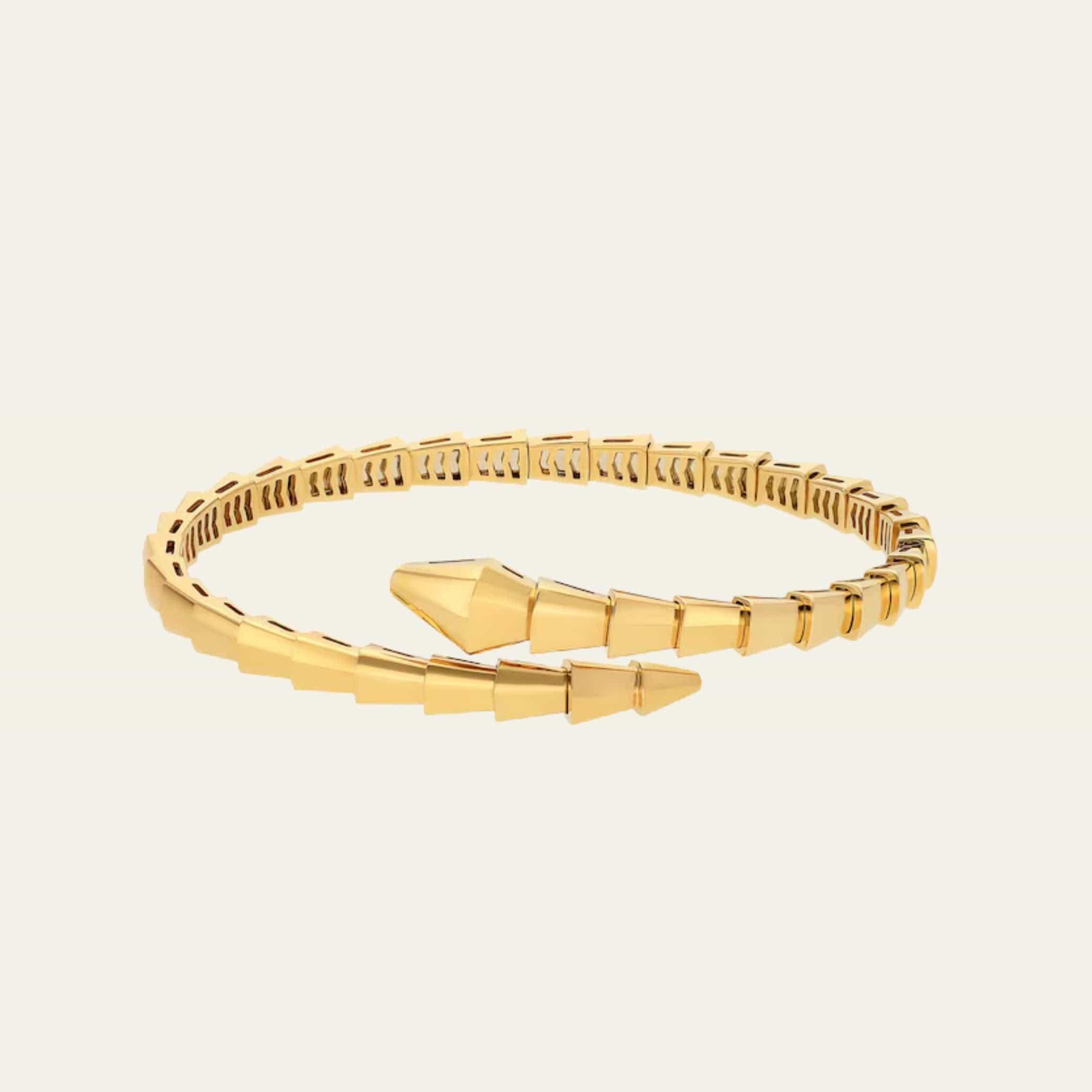 In omaggio al suo spirito animale, Bulgari cattura il potere della seduzione in questo bracciale Serpenti Viper, camuffando sensualità e tentazione con un design ipnotico. Realizzato in oro giallo 18 carati, il bracciale presenta una serie di