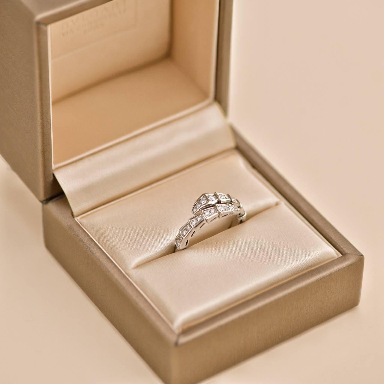 Grezzo Bvlgari Serpenti Viper Diamond Anello in oro bianco 18K Misura M in vendita