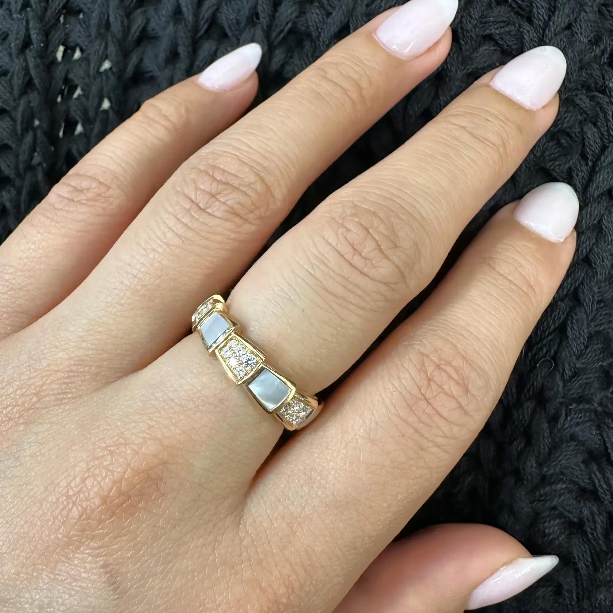 Dieser raffinierte und glamouröse Ring von Bvlgari windet sich um den Finger und besticht durch die kostbare Schönheit der Schuppen, die abwechselnd mit Perlmutt und runden Diamanten im Brillantschliff in Pave-Fassung besetzt sind. Gesamtgewicht der