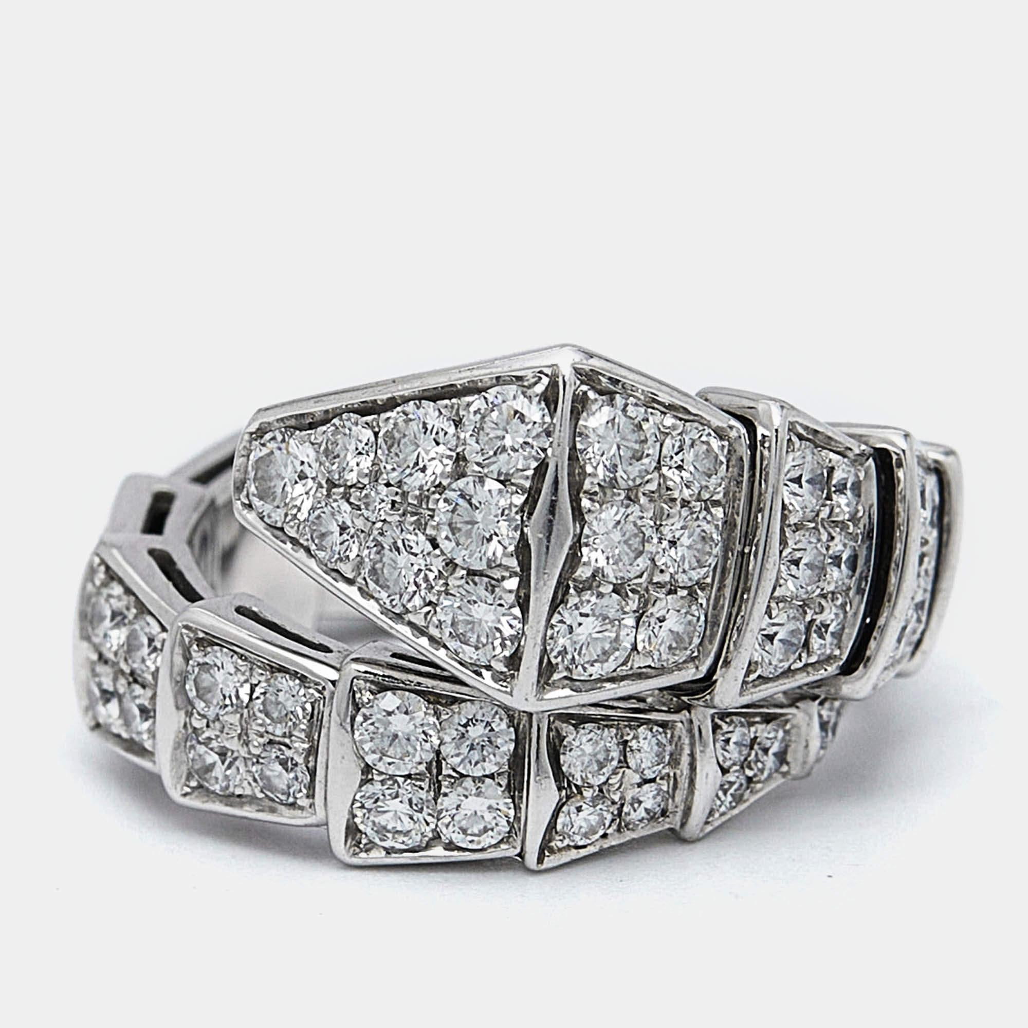To adorn your fingers in the most elegant way Bvlgari brings to you this stylish ring. It has been carved using top quality materials and will elevate your look instantly.