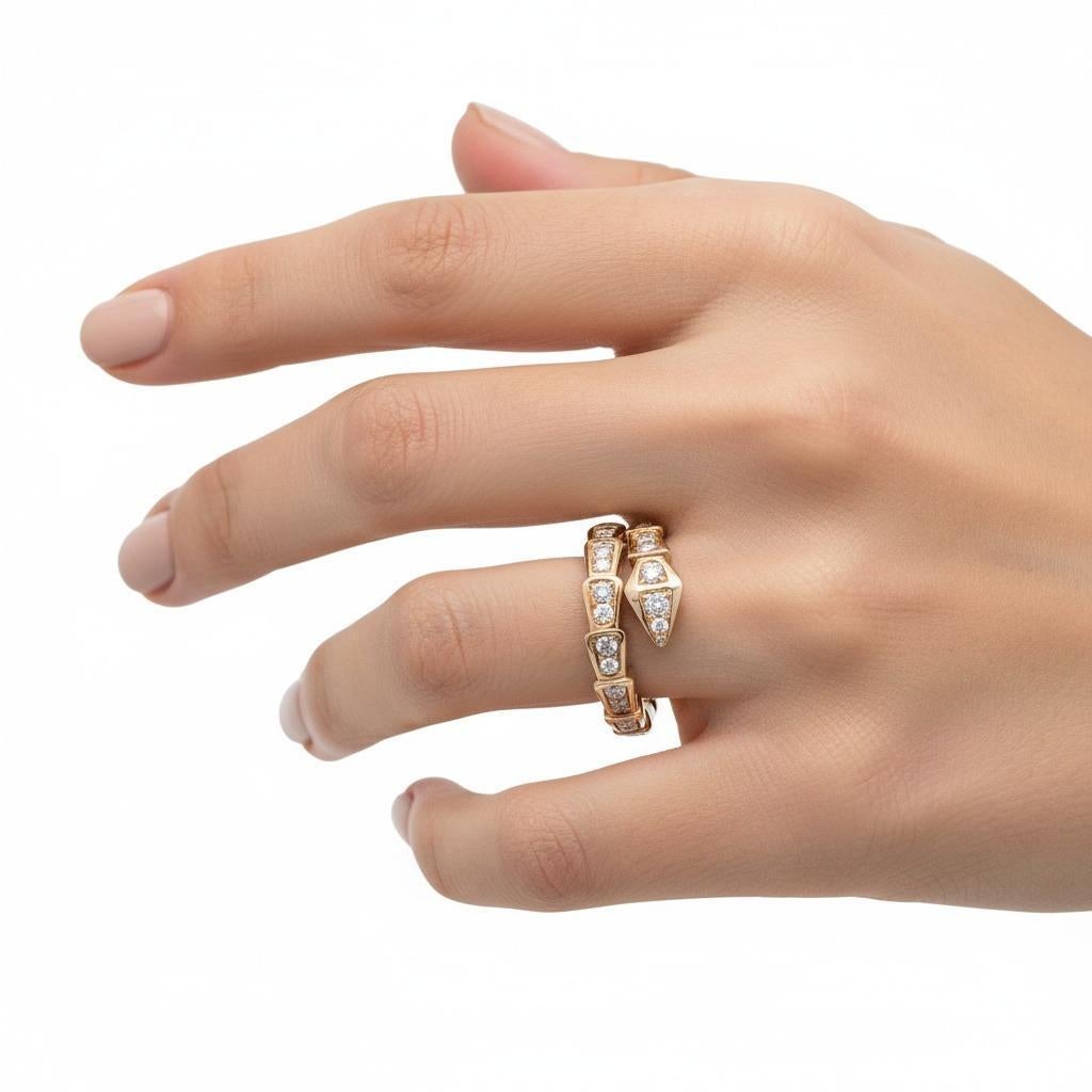 Cette superbe expression de la collection emblématique Serpenti de Bvlgari capture l'allure éternelle du serpent - symbole de sagesse, de vitalité et de séduction - à travers la signature de la légendaire maison italienne, mélange d'esthétique pure