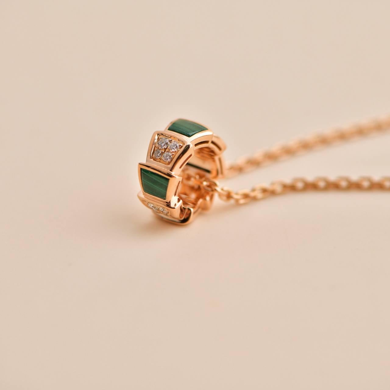 Bvlgari Serpenti Viper Malachite And Diamonds Rose Gold Necklace In Excellent Condition For Sale In Banbury, GB