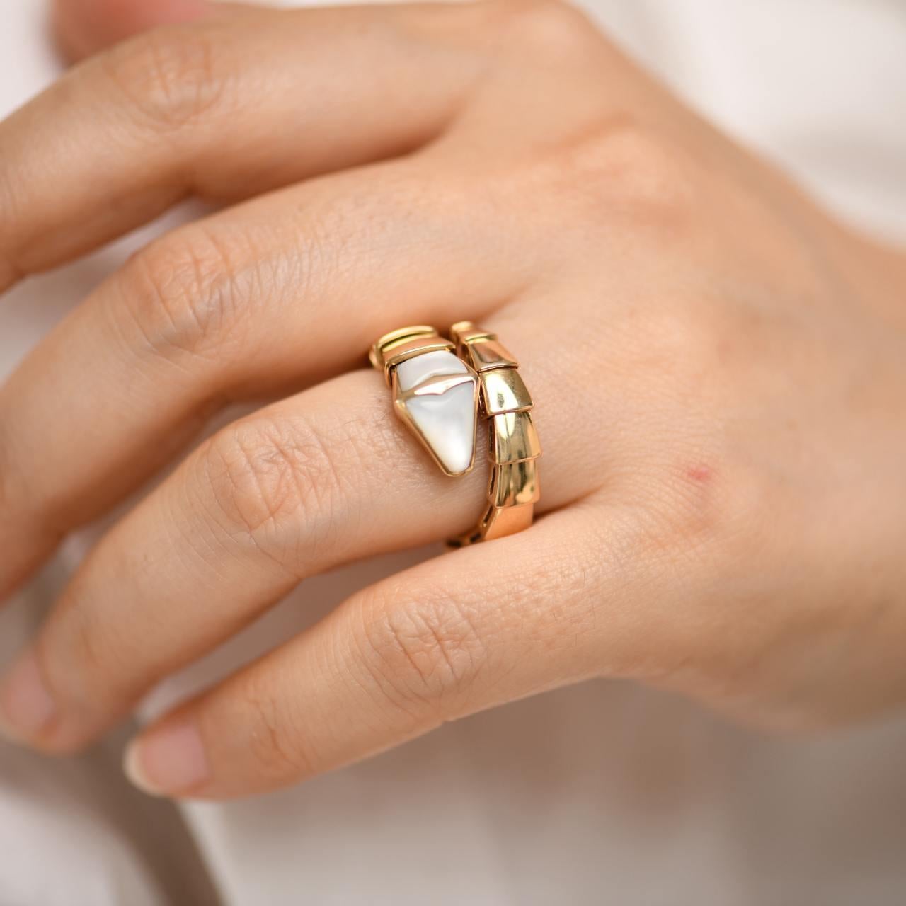 SKU	33301649
Comes With	Box Only
Model	Serpenti
Metal	18k Yellow Gold
Stones	Mother of Pearl
Weight	Approximately 11.64 g
Ring Size:       M (Approximately EU: 51-53, US: 5 3/4 - 6