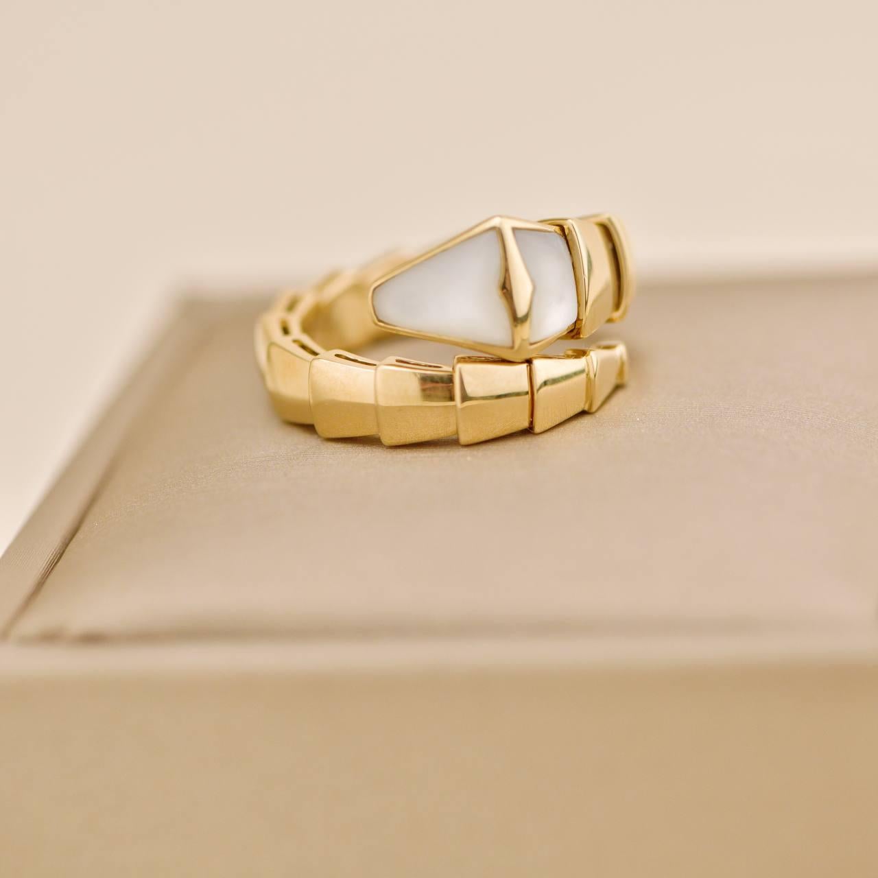 Women's or Men's Bvlgari Serpenti Viper Mother Of Pearl 18K Yellow Gold Ring Size M For Sale