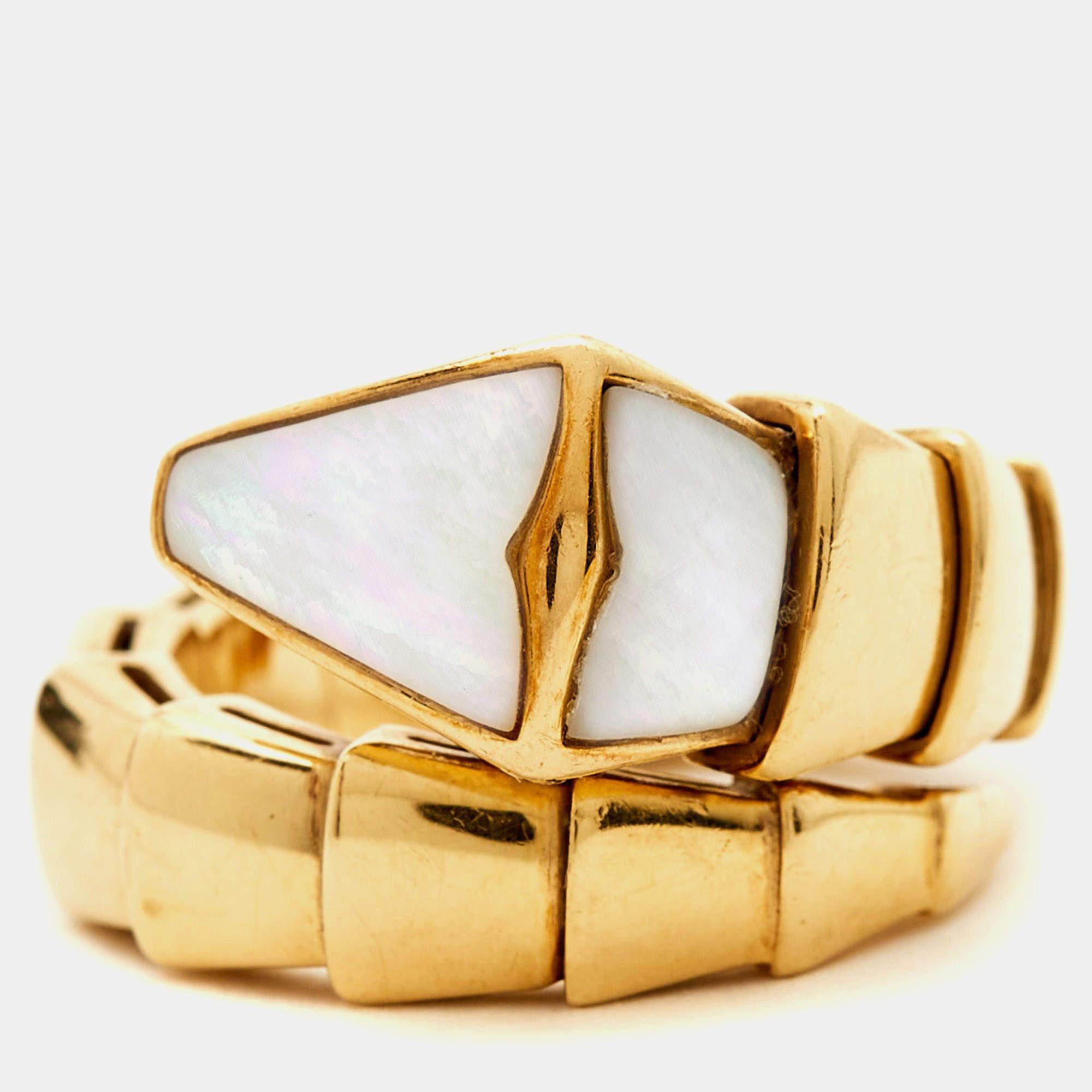 Bvlgari Serpenti Viper Mother of Pearl 19k Yellow Gold Ring Size 49 In Good Condition In Dubai, Al Qouz 2