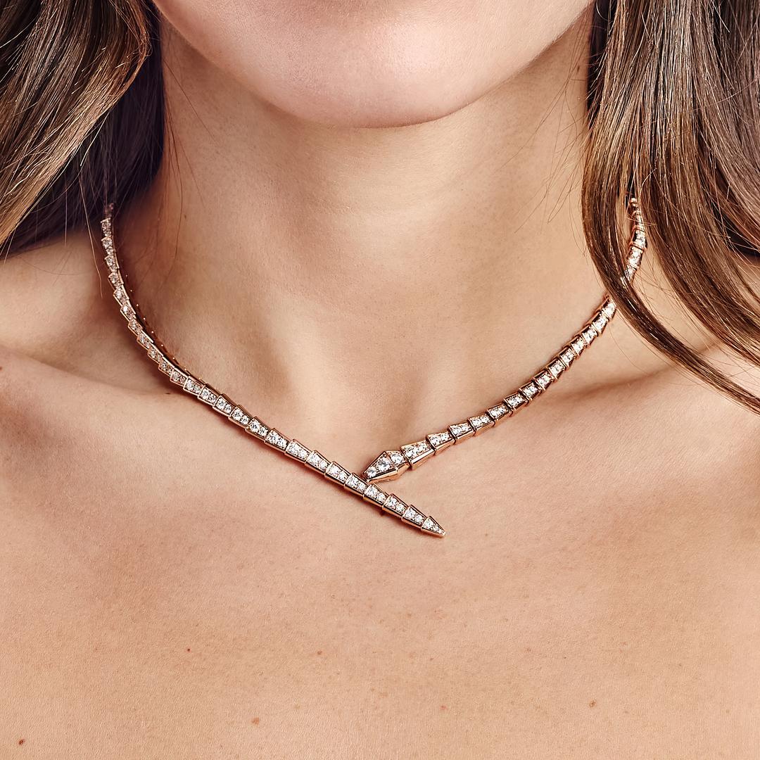 Una sorprendente fusione di eleganza e avanguardia, la collana Serpenti Viper in oro rosa 18 carati con pavé completo di diamanti incarna lo spirito impavido della trasformazione. Ispirata all'energia dinamica del serpente, questa splendida