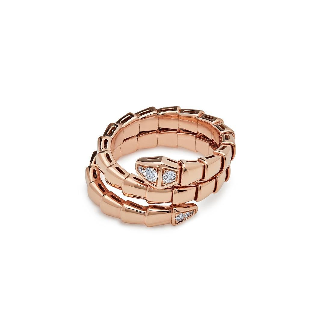 Dieser Ring von Bulgari Serpenti Viper Two-Coil ist aus 18 Karat Roségold gefertigt und mit Diamantenpavé verziert. Er strahlt Eleganz und Raffinesse aus. Der Ring Serpenti Viper mit einem Gesamtkaratgewicht von 0.1 Karat ist perfekt für alle, die