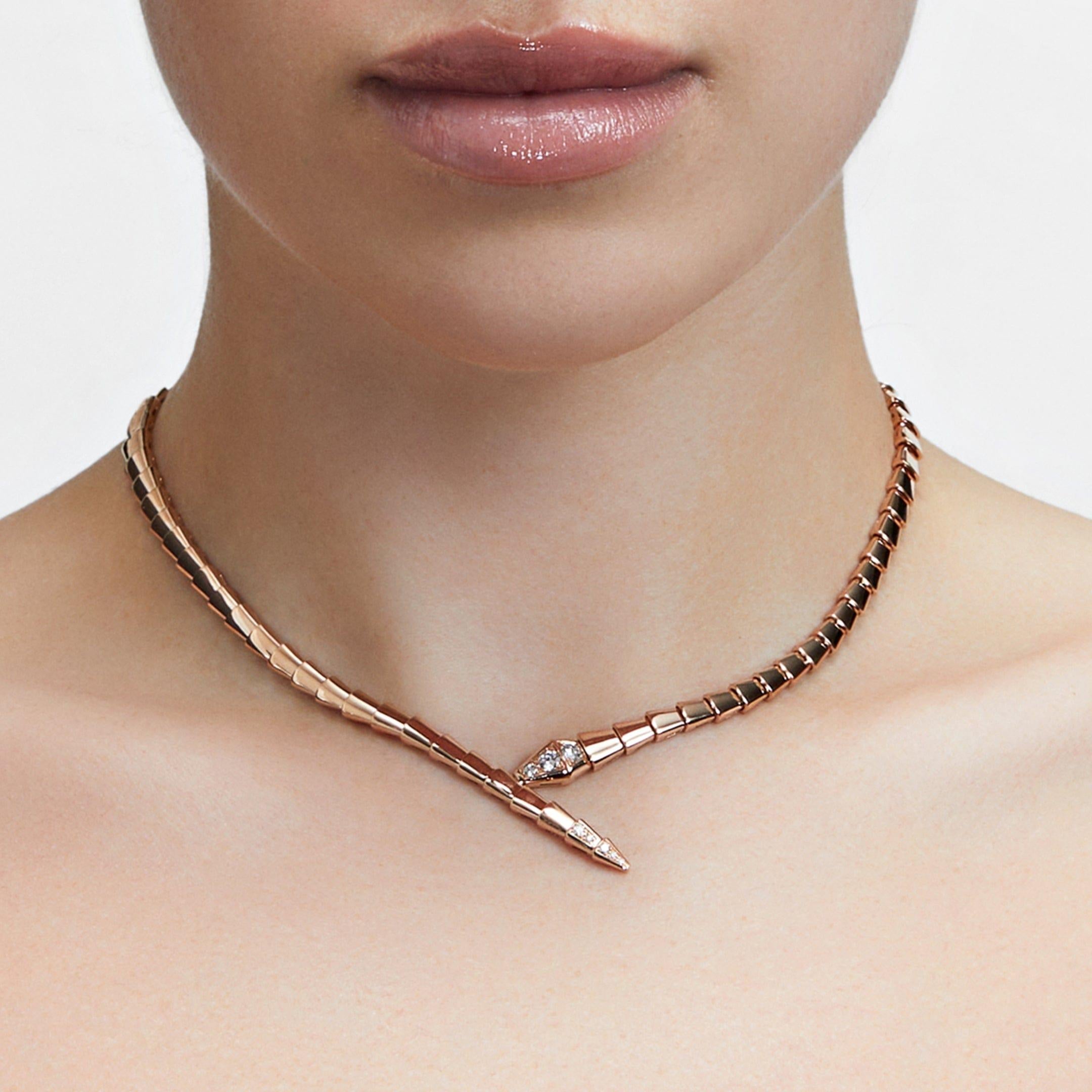 Ti presentiamo l'accattivante Collana Serpenti Vipera BVLGARI in oro rosa, una splendida incarnazione della seduzione e del glamour firmata Bulgari. Questa collana ipnotica celebra il fascino del serpente, intrecciandosi intorno al collo con grazia