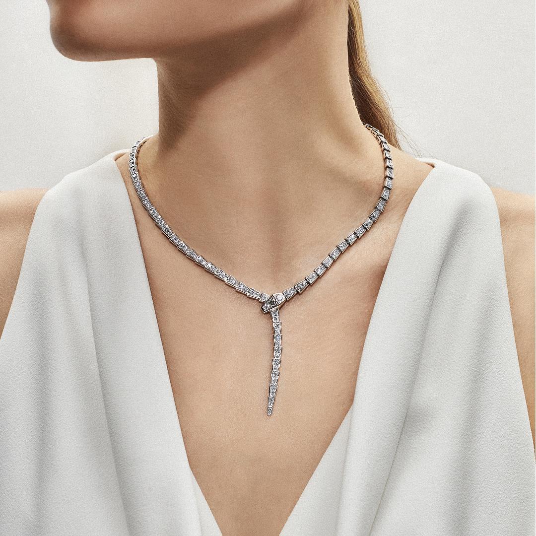 En hommage à son animal spirituel, Bulgari capture le pouvoir de séduction dans ce collier Serpenti Viper, camouflant la sensualité et la tentation avec un design hypnotique. Sophistiqué et glamour, ce Jewell s'enroule autour du cou en frappant par