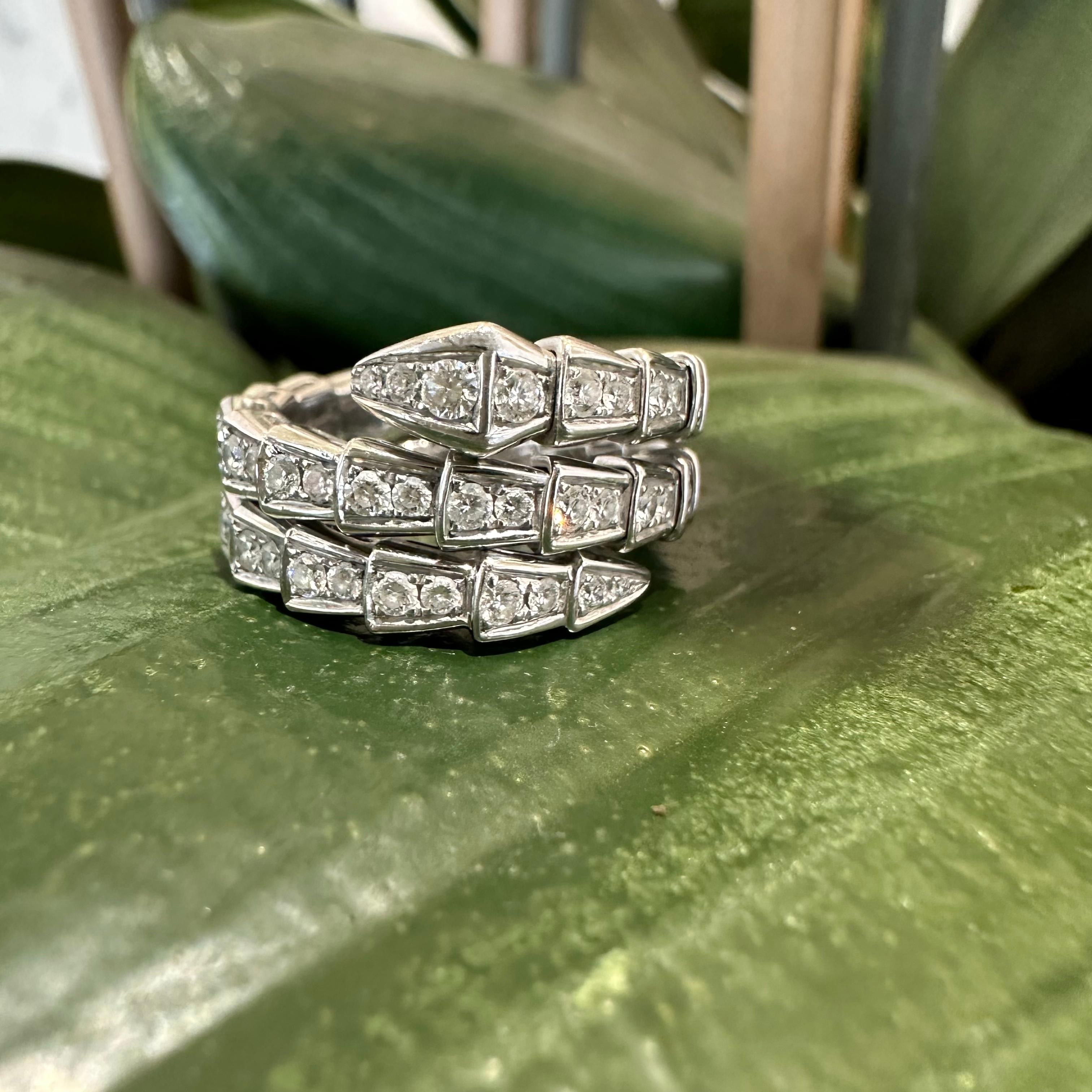 Bvlgari Serpenti Viper mit zwei Spulen aus 18 kt Weißgold, besetzt mit einem Diamanten im Vollpavé im Zustand „Hervorragend“ in Miami, FL