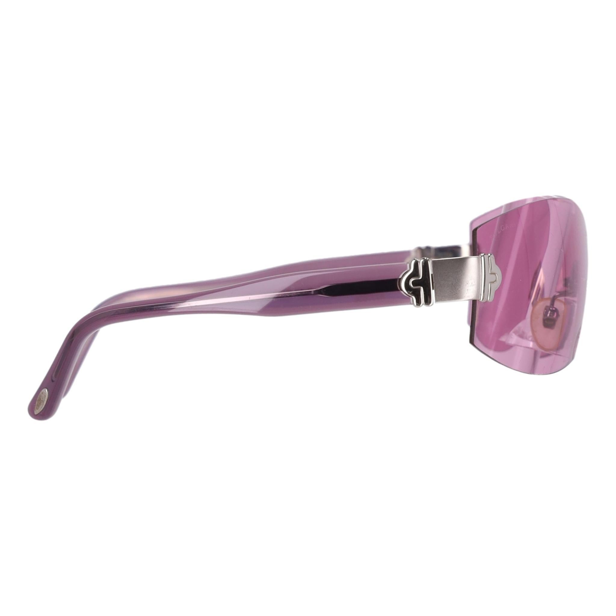 Bvlgari Shield Sunglasses

Light pink shield sunglasses with acetate arms designed with silver metal detailing.

Featuring branded temple tips and nose pads.

Rrp Approx. £570

Size – One Size

Condition – Good (Some signs of use)

Composition –