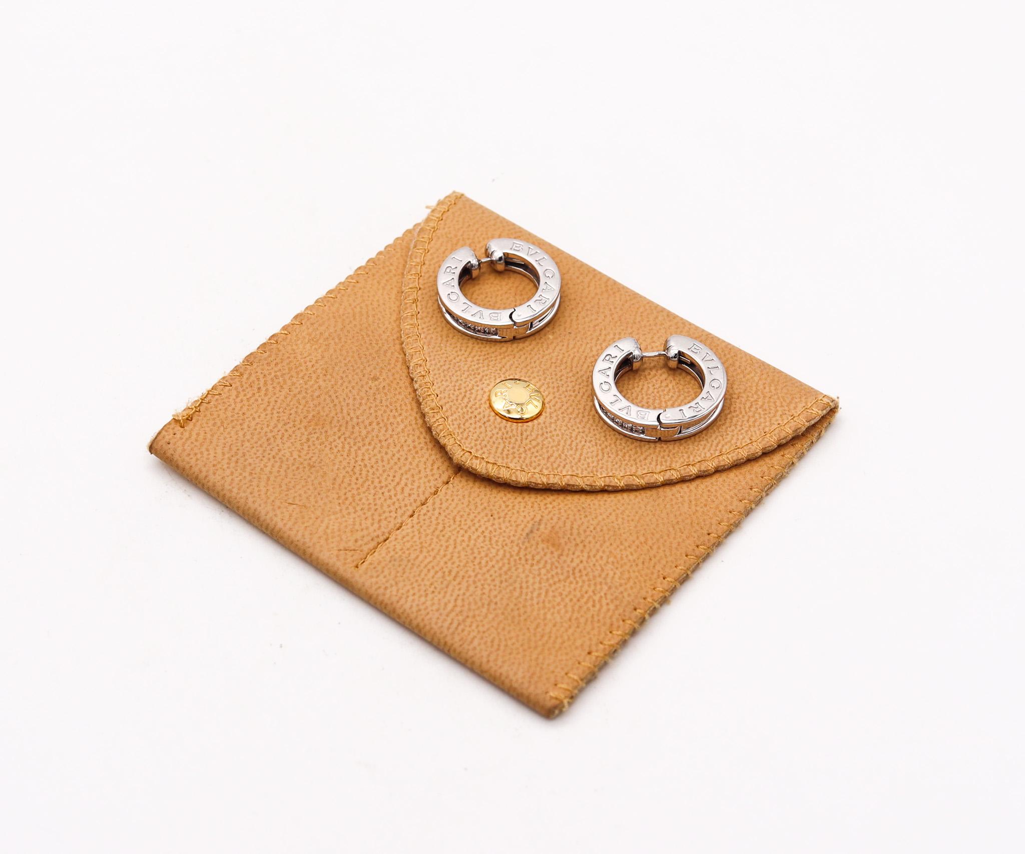 B Zero Huggie-Ohrringe von Bvlgari.

Ikonisches Paar Signatures B-Zero Huggie-Ohrringe, kreiert in Italien vom Schmuckhaus Bvlgari. Diese modernen Ohrringe sind aus massivem 18-karätigem Weißgold gefertigt und hochglanzpoliert. Viermal signiert mit
