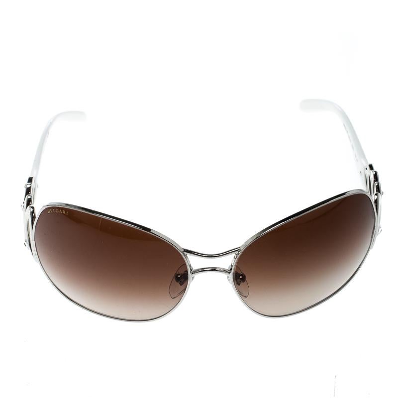 When you want to look stylish without going overboard, pick these Bvlgari sunglasses which are a perfect balance of style and subtleness. Constructed in a silver metal frame, these sunglasses feature amazing cut out designs along the temples for