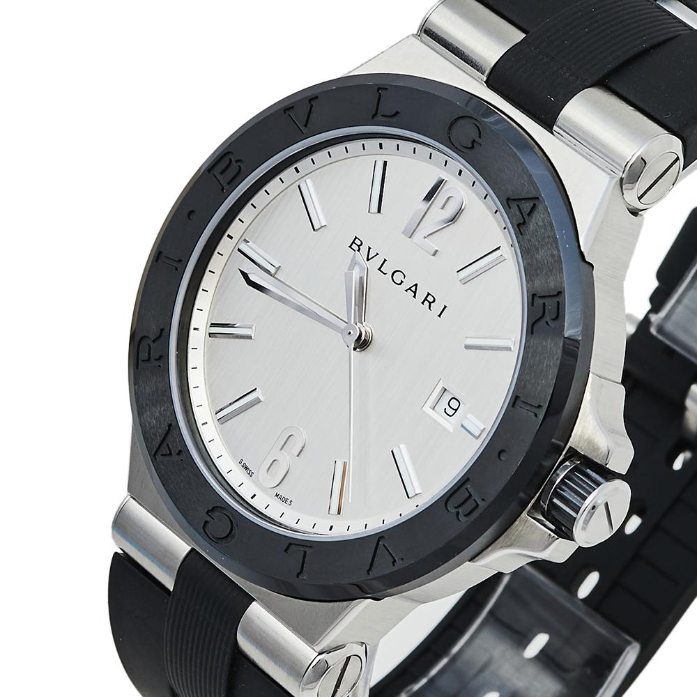 Here, we have the Diagono from Bvlgari which looks and feels luxurious. Swiss-made, it has a stainless steel case fitted with a ceramic bezel and immaculately designed just to conveniently assist you. It carries a scratch-resistant sapphire glass