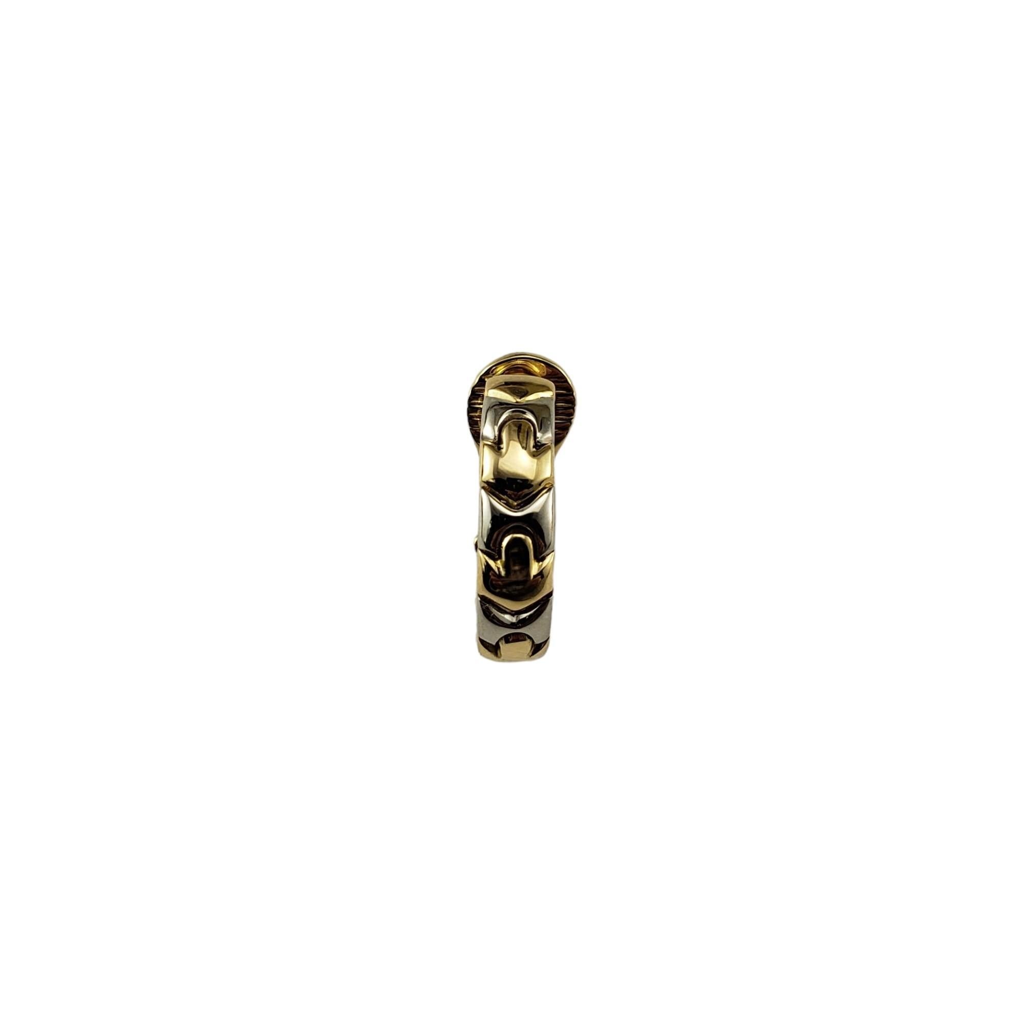 Bvlgari Einzelner 18K zweifarbiger Gold-Reifen-Ohrring

Dieser elegante Ohrring von Bvlgari ist aus wunderschönem 18-karätigem Weiß- und Gelbgold gefertigt.  

Breite: 5 mm

Größe: 20 mm

Wahrzeichen:  750  Bvlgari 1970AL

Gewicht: 3,7 dwt./ 5,8