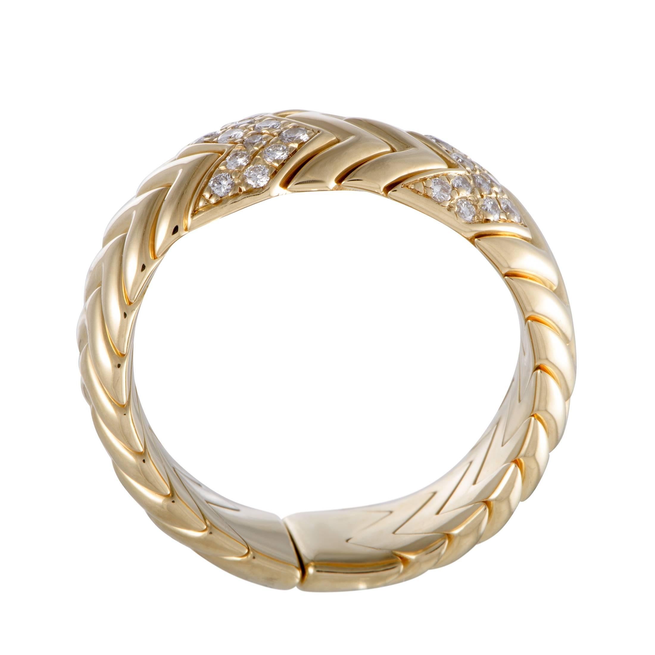 Designed in the renowned Bvlgari style of pure excellence and refinement, this splendid ring boasts an incredibly classy appeal. The ring is made of 18K yellow gold and beautifully embellished with scintillating diamond stones.
