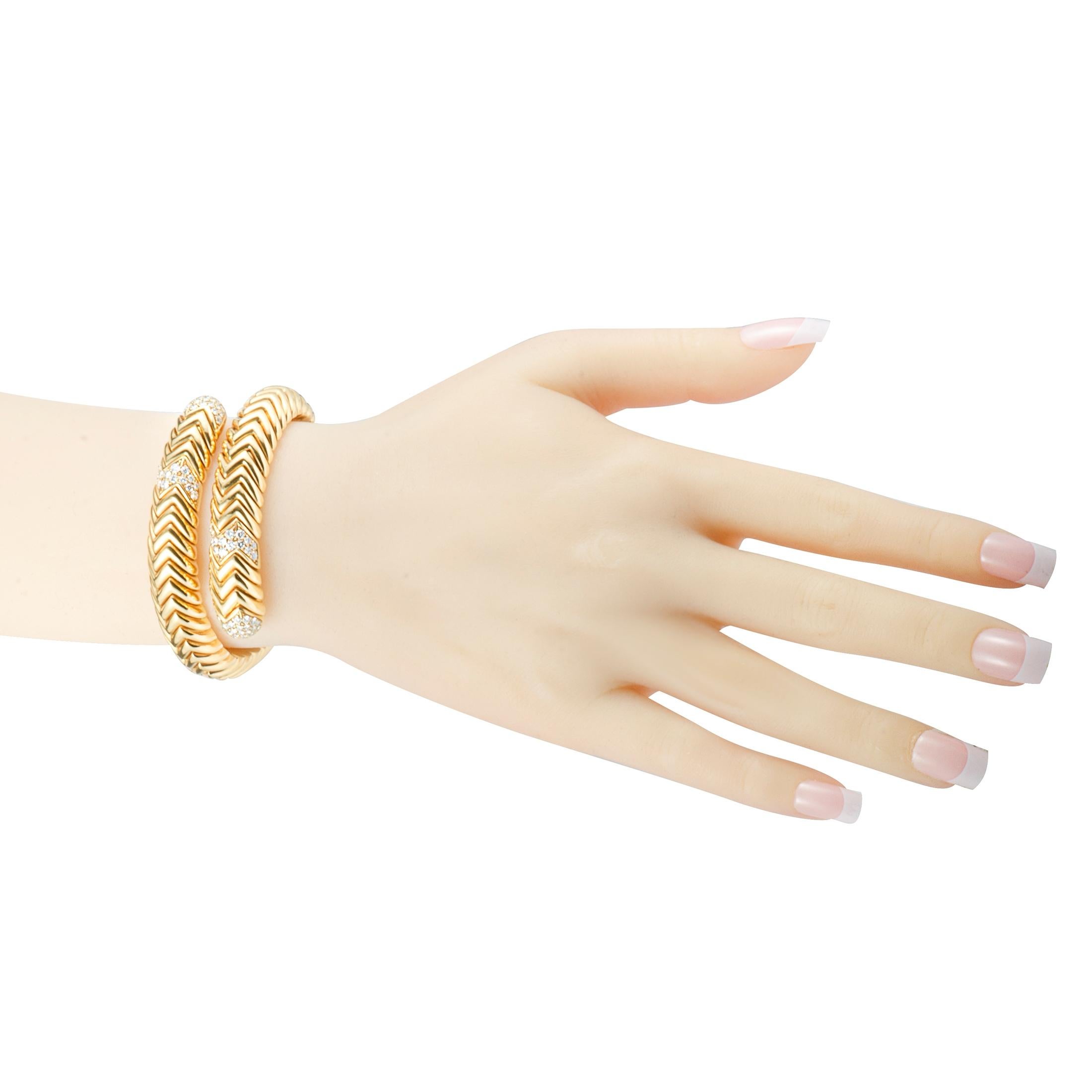 Elegant and exuberant, this spectacular bracelet by Bulgari from its stunning Spiga collection is made of prestigious 18K yellow gold and set with precious diamonds, featuring a classy design and glamorous decoration.
Included Items: Manufacturer's