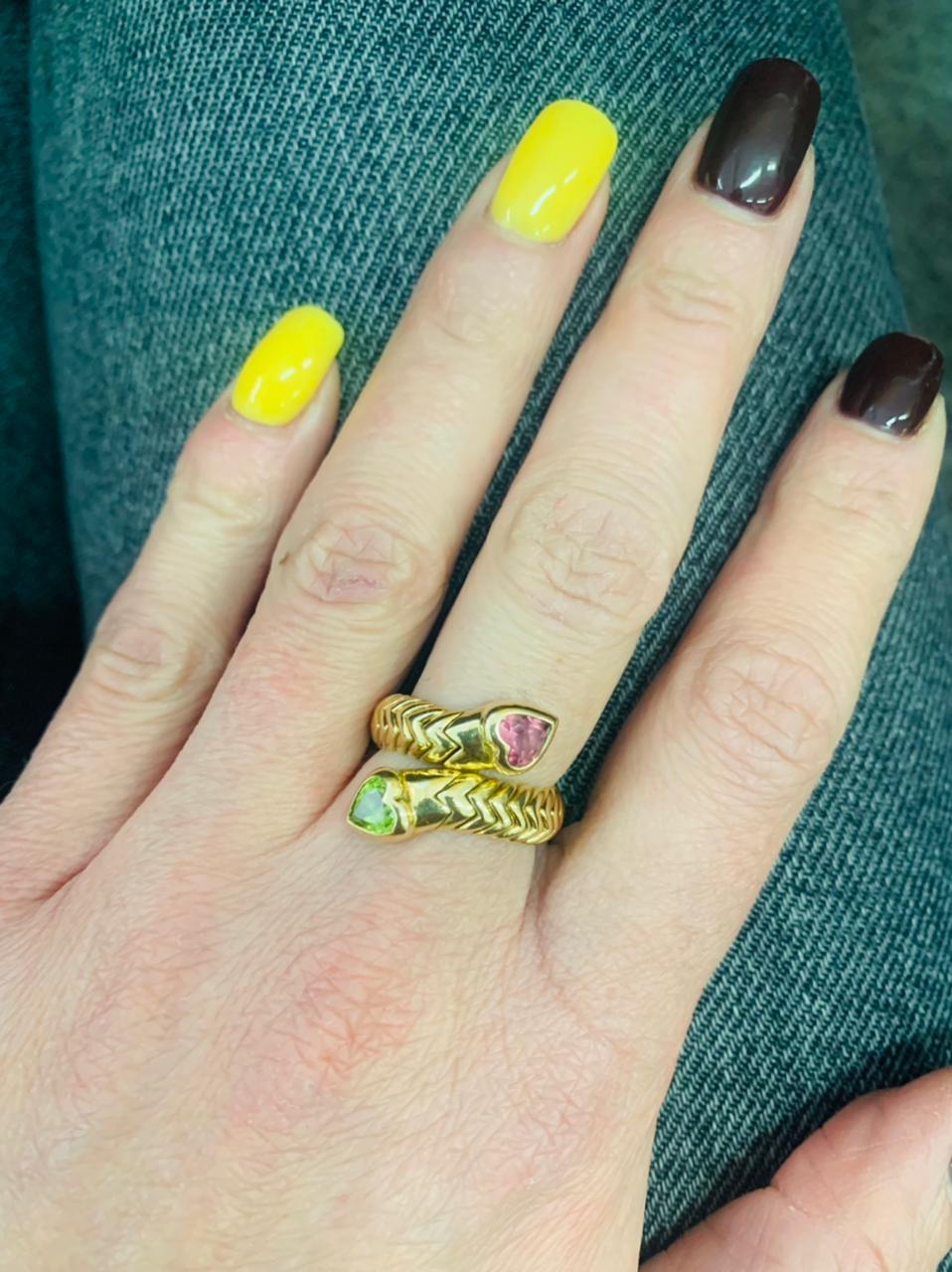 Bvlgari Spiga Herzringe aus 18 Karat Gelbgold mit Peridot und Turmalin
Der Ring 