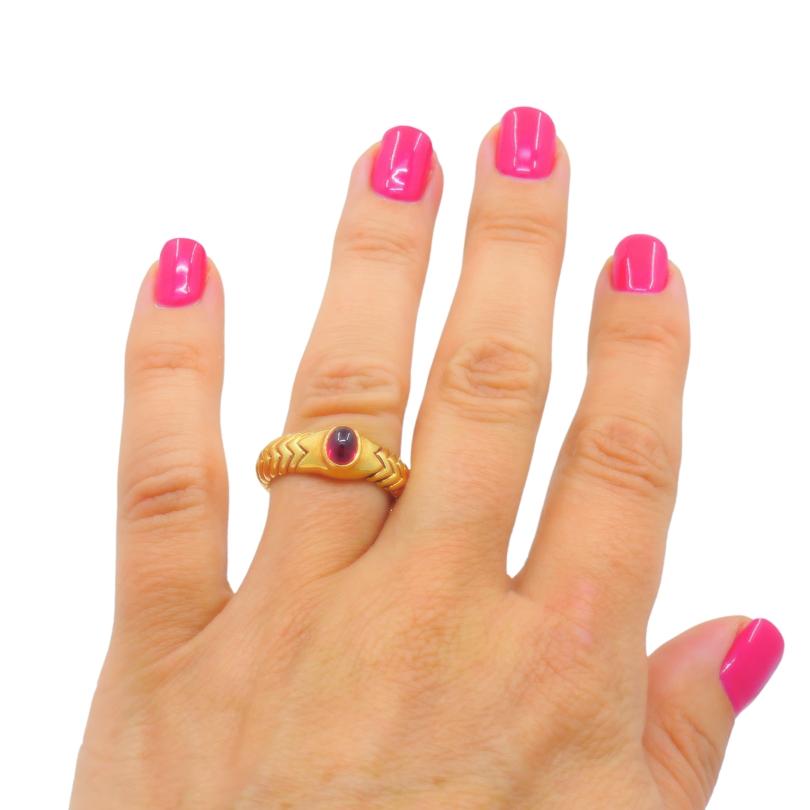 DESIGNER: Bulgari
CIRCA: anni '80
MATERIALI: Giallo 18K 
GEMSTONE: Tormalina rosa
PESO: 11,4 grammi
MISURE: Larghezza della fascia - 1/4