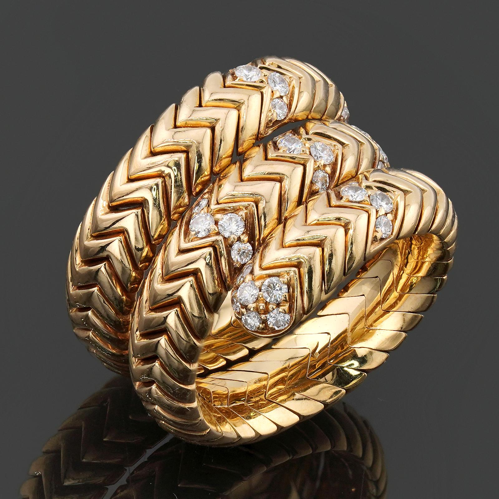 Este impresionante anillo de la icónica colección Spiga de Bvlgari presenta un diseño geométrico flexible de 3 filas elaborado en oro amarillo de 18 quilates y engastado con diamantes redondos talla brillante de un peso estimado de 0,20 quilates.