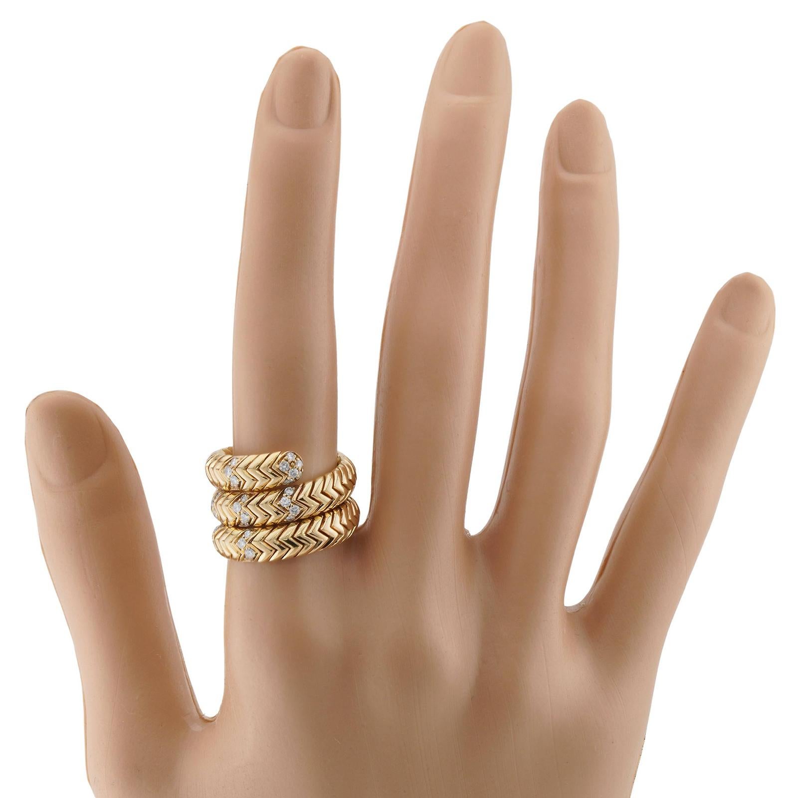 Anillo de oro amarillo BVLGARI Spiga 3 filas de diamantes Corte brillante en venta