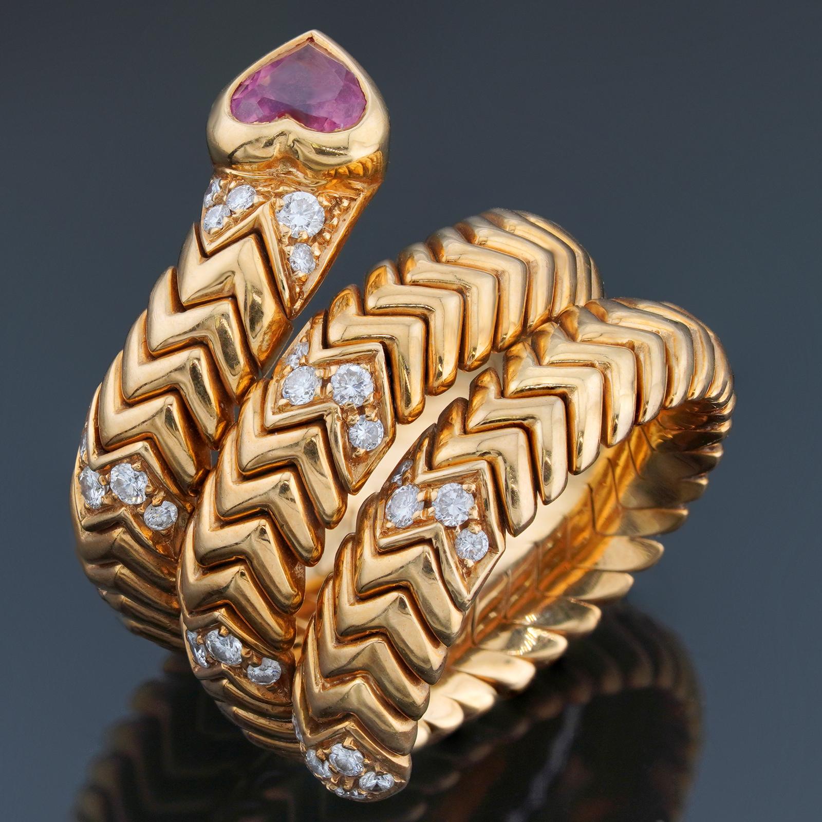  Dieser atemberaubende Ring aus der kultigen Spiga-Kollektion von Bulgari zeichnet sich durch ein flexibles, dreireihiges Design aus, das aus 18 Karat Gelbgold gefertigt und mit einem herzförmigen, rosafarbenen Rubellit und runden Diamanten im
