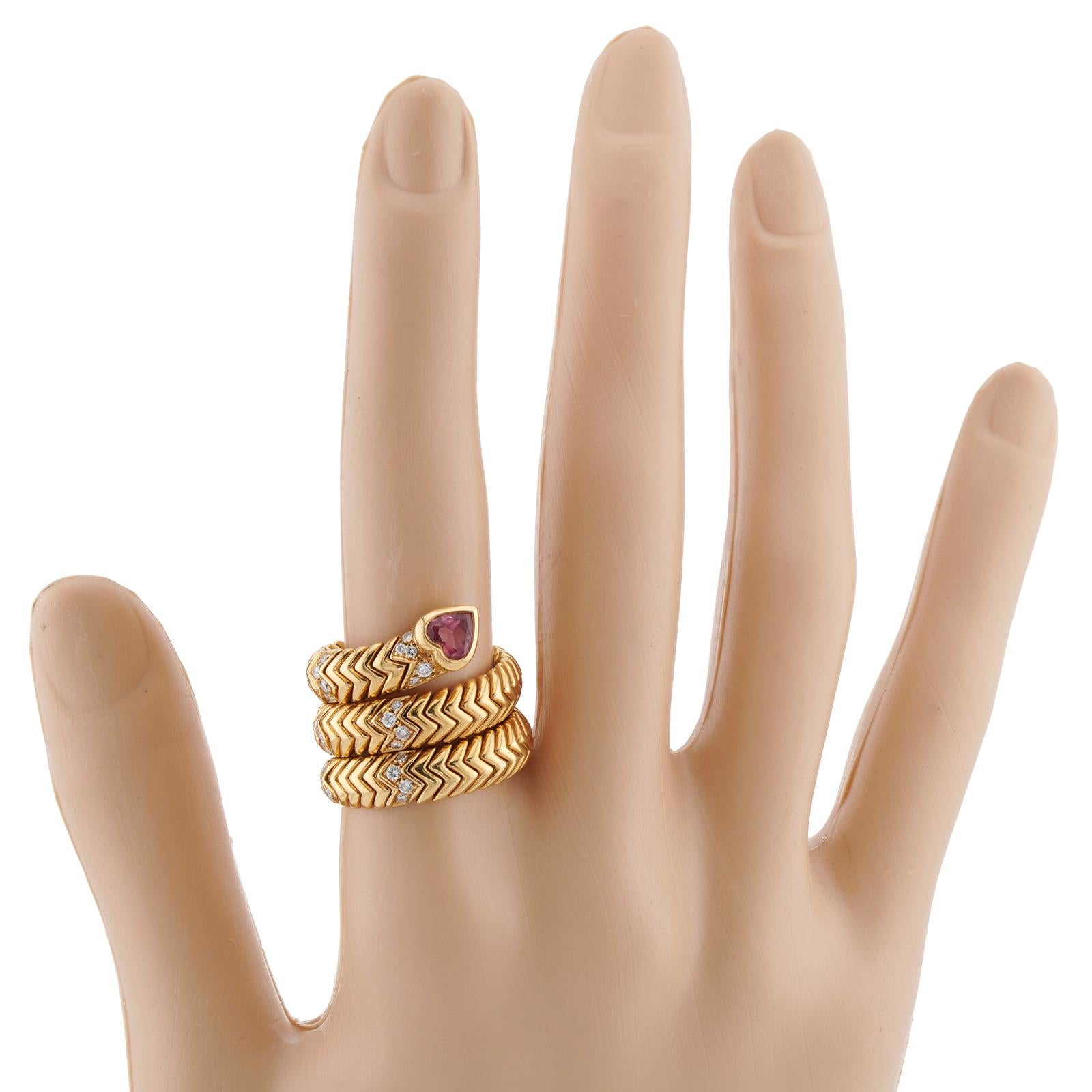 BVLGARI Verstellbarer Ring, BVLGARI Spiga Diamant Rosa Rubellit Herz Gelbgold 3-reihig (Brillantschliff) im Angebot