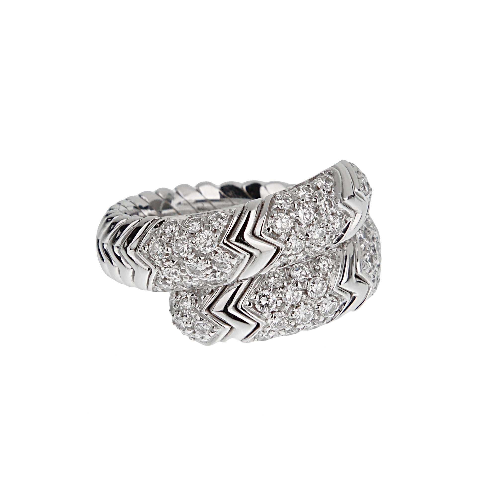 L'anello a fascia Bvlgari Spiga Diamond 18k White Gold presenta l'iconico motivo del 