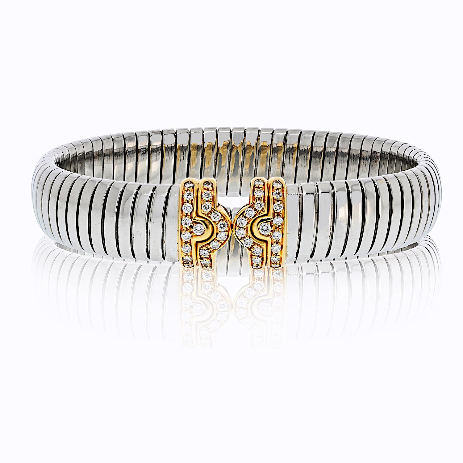 Il bracciale con diamanti Bvlgari Parentesi è un'interpretazione elegante e moderna di uno dei motivi più riconoscibili del marchio. Realizzato principalmente in acciaio inossidabile, presenta accenti in oro giallo 18 carati sulla parte anteriore,
