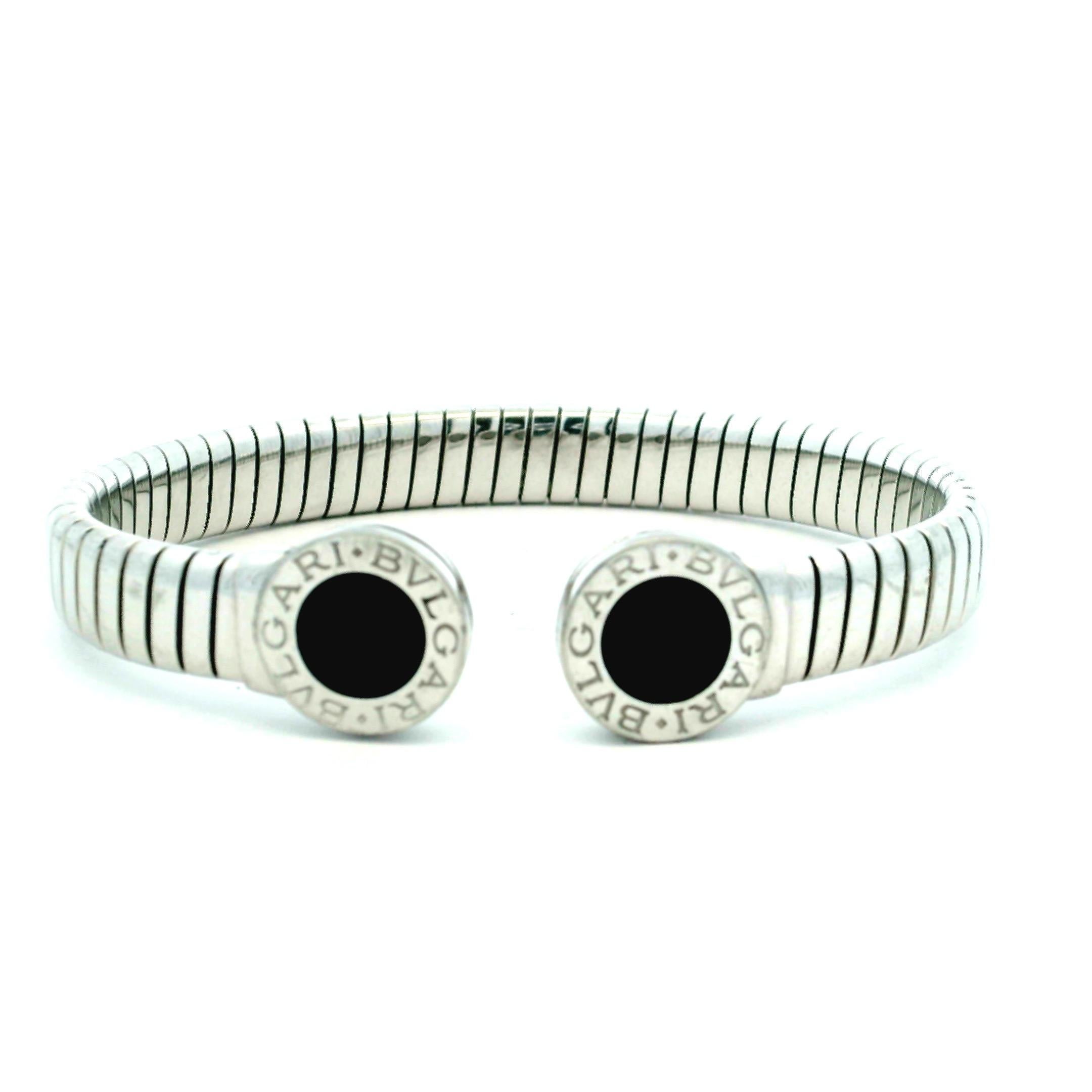 Bracciale da polso Bvlgari Tubogas, elegante e iconico, realizzato in acciaio inossidabile lucido e rifinito con due intarsi rotondi in onice nero incorniciati dal motivo del logo BVLGARI BVLGARI.
La costruzione Tubogas, una tecnica di design