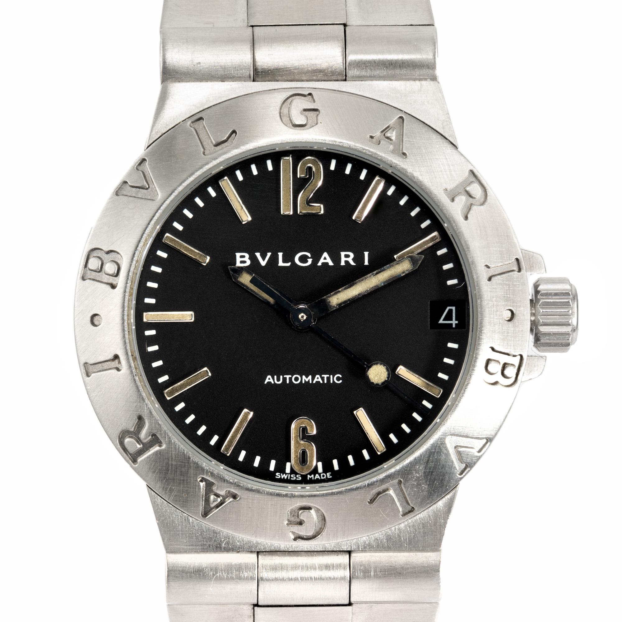 Simple and classic Bulgari stainless steel Diagono automatic wristwatch, circa 1995. This exquisite timepiece is crafted in durable stainless steel and effortlessly marries robust functionality with sophisticated design. Day date. Bracelet is 6.75