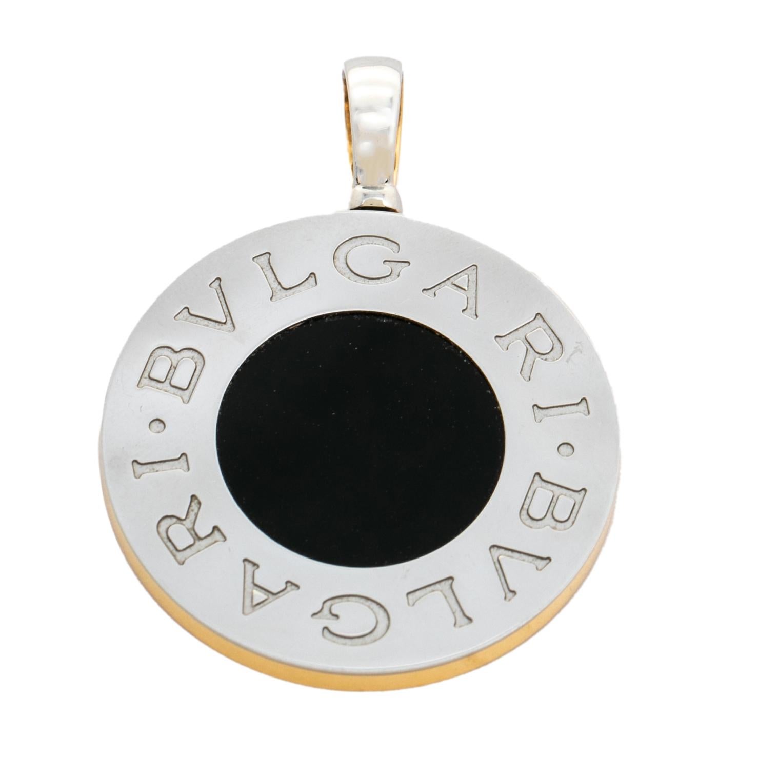 Highlight your neckline with this one-of-a-kind pendant from Bvlgari. Designed in a basic round shape, this pendant comes with onyx laid on the stainless steel side and Mother of Pearl on the 18k yellow gold side, giving both sides a luxe finish.