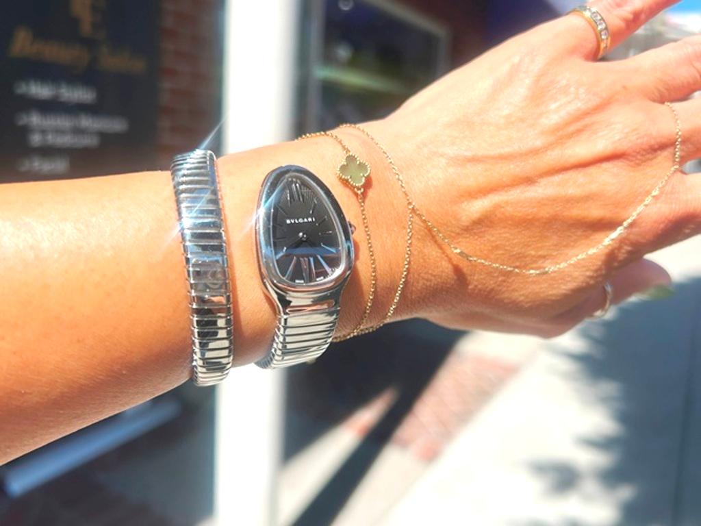 Founded in Italy 1884 by Greek Silversman Sotirio Bulgari, Bulgari has become synonymous with unparalleled craftsmanship!
Watch comes with original Pouch 
Watch has never been polished 

Brand= Bvlgari
Model= Serpenti
