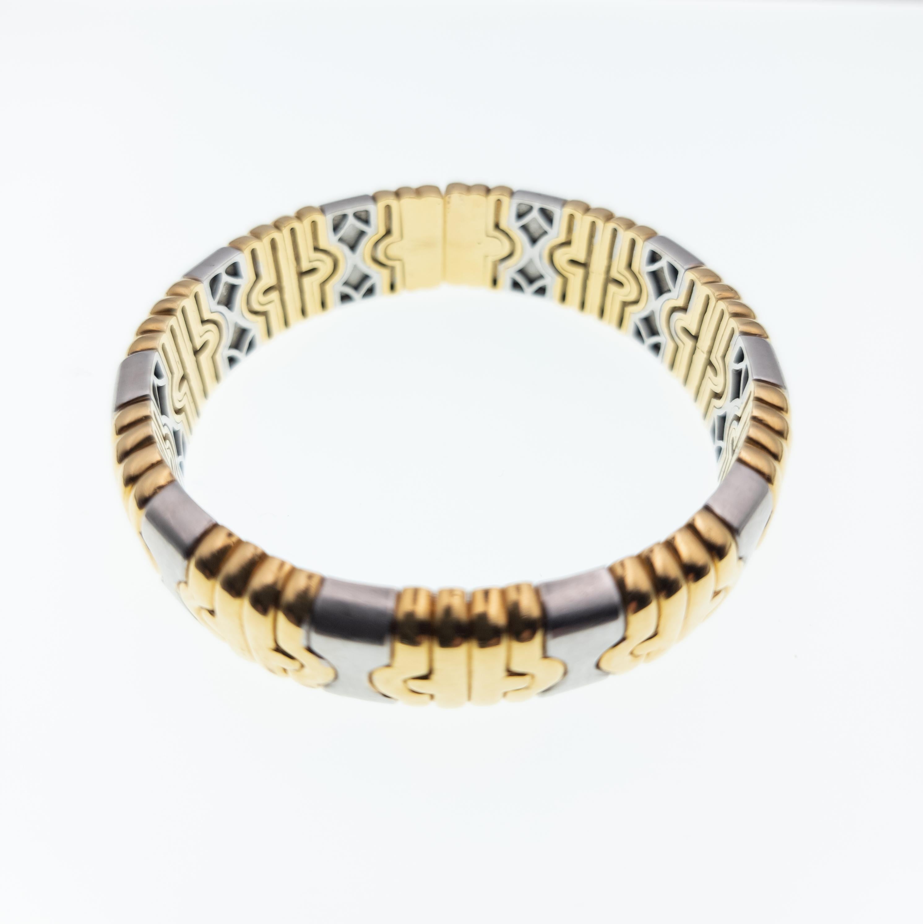 Ce bracelet classique à charnière bicolore en or jaune 18 carats et acier inoxydable a été acheté en Italie au milieu des années 1980. Elle a probablement été fabriquée en Italie, dans la même usine qui fabrique les véritables pièces de haute