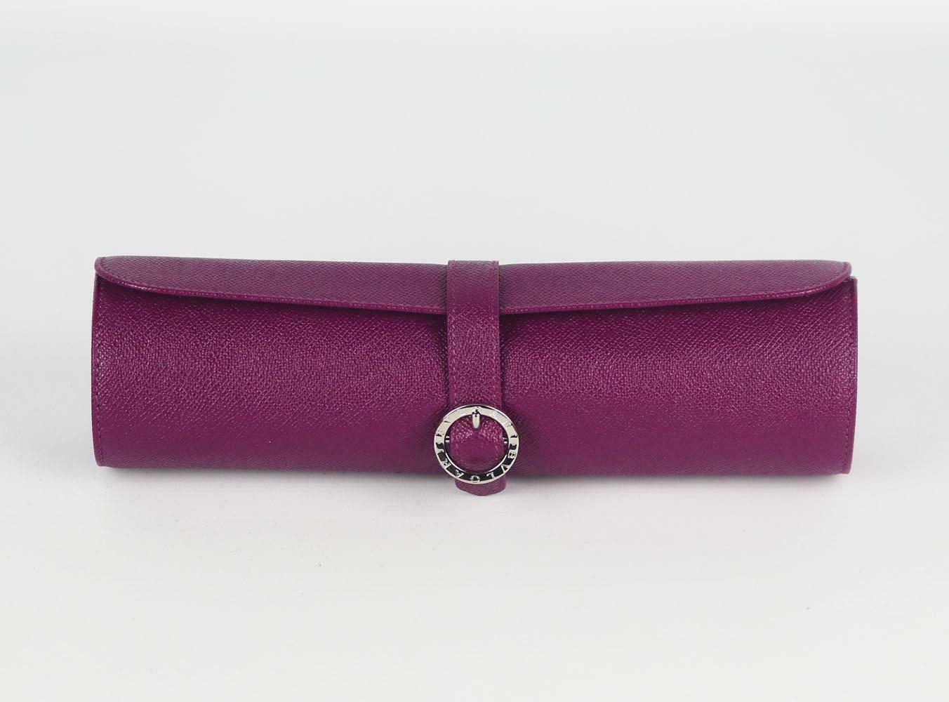 Made in Italy, this Bvlgari watch roll has been made from purple textured-leather exterior with soft fabric interior, this piece is decorated with Bvlgari stamped logo on either side and finished with a silver-toned logo buckle. 
Purple