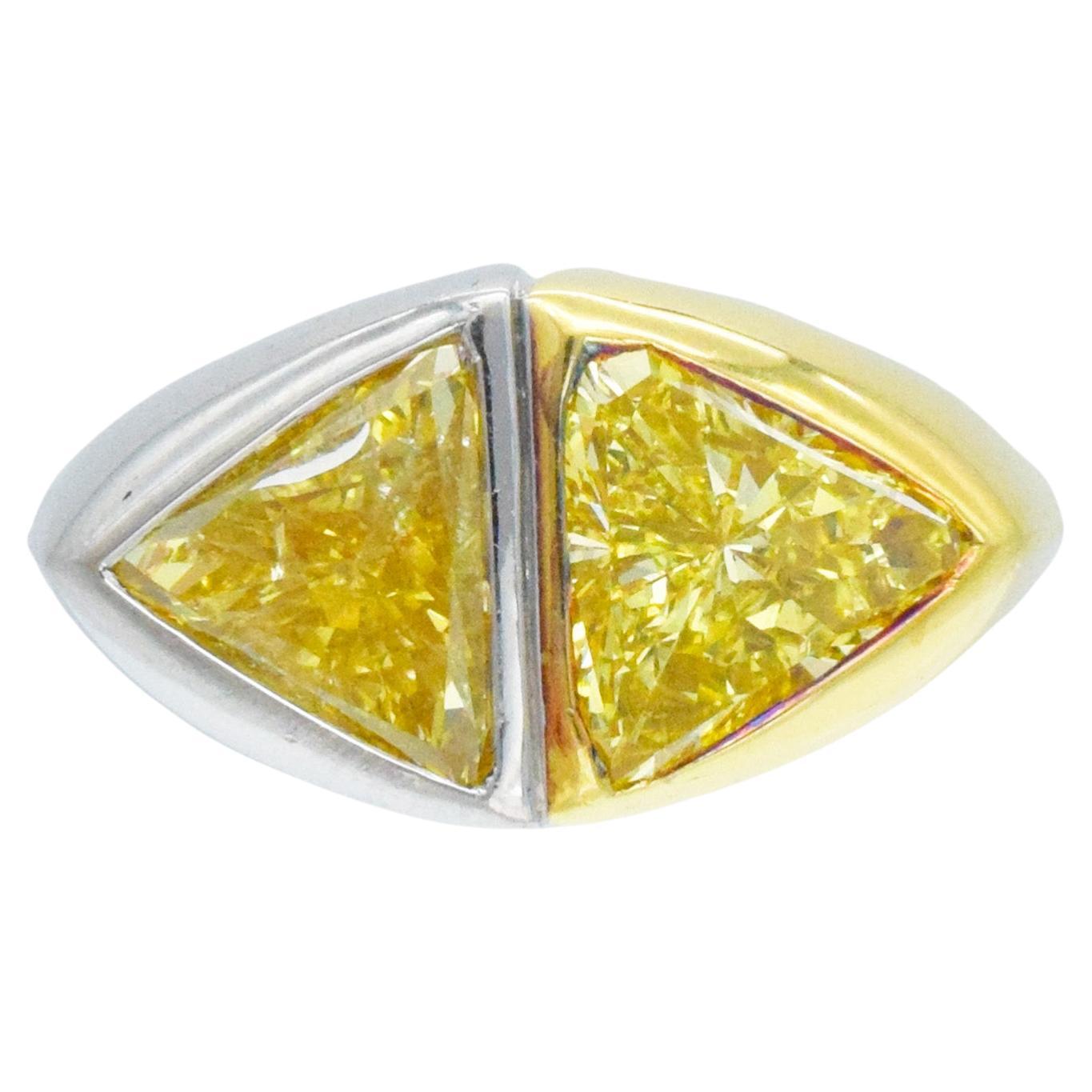 BULGARI Platine,  Bague en or 18K et diamant jaune la bague moderne 'toi et moi' présentant deux diamants jaunes de taille brillant triangulaires modifiés sertis en chaton dans une monture moitié platine et moitié or jaune ; un diamant pesant
