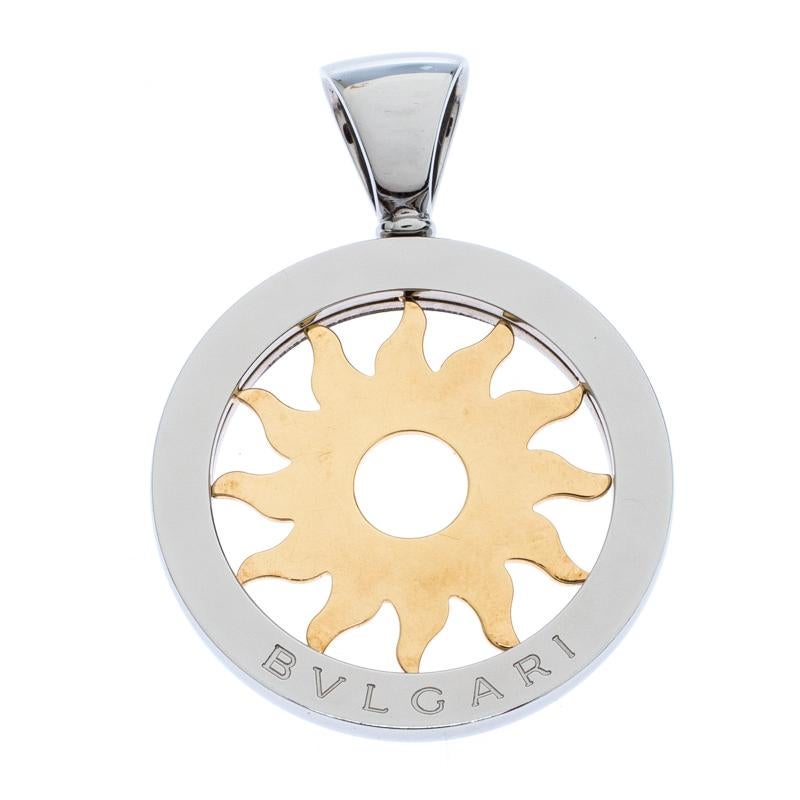 Bvlgari bietet der Frau, die edlen Schmuck liebt, diesen atemberaubenden Sonnenanhänger mit einem Ring aus Edelstahl und einem Sonnenmotiv aus 18 Karat Gelbgold. Der Charme-Anhänger ist vielseitig einsetzbar, da er mit einem Bügel versehen ist, mit