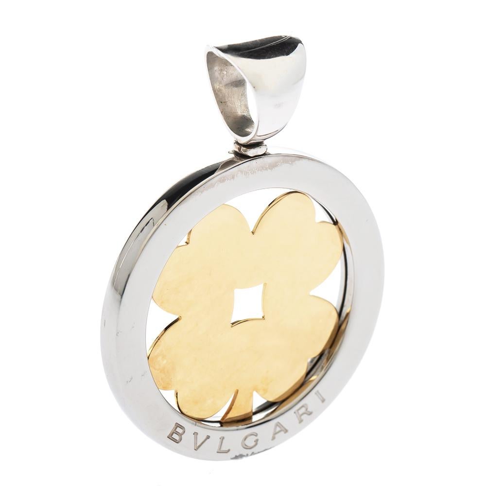 Der 11::8 Gramm schwere Anhänger von Bvlgari ist vielseitig einsetzbar:: da er mit einem Bügel versehen ist:: der es ermöglicht:: ihn an Ketten oder Armbändern zu tragen. Er ist aus Edelstahl gefertigt und in dem Kreis befindet sich ein