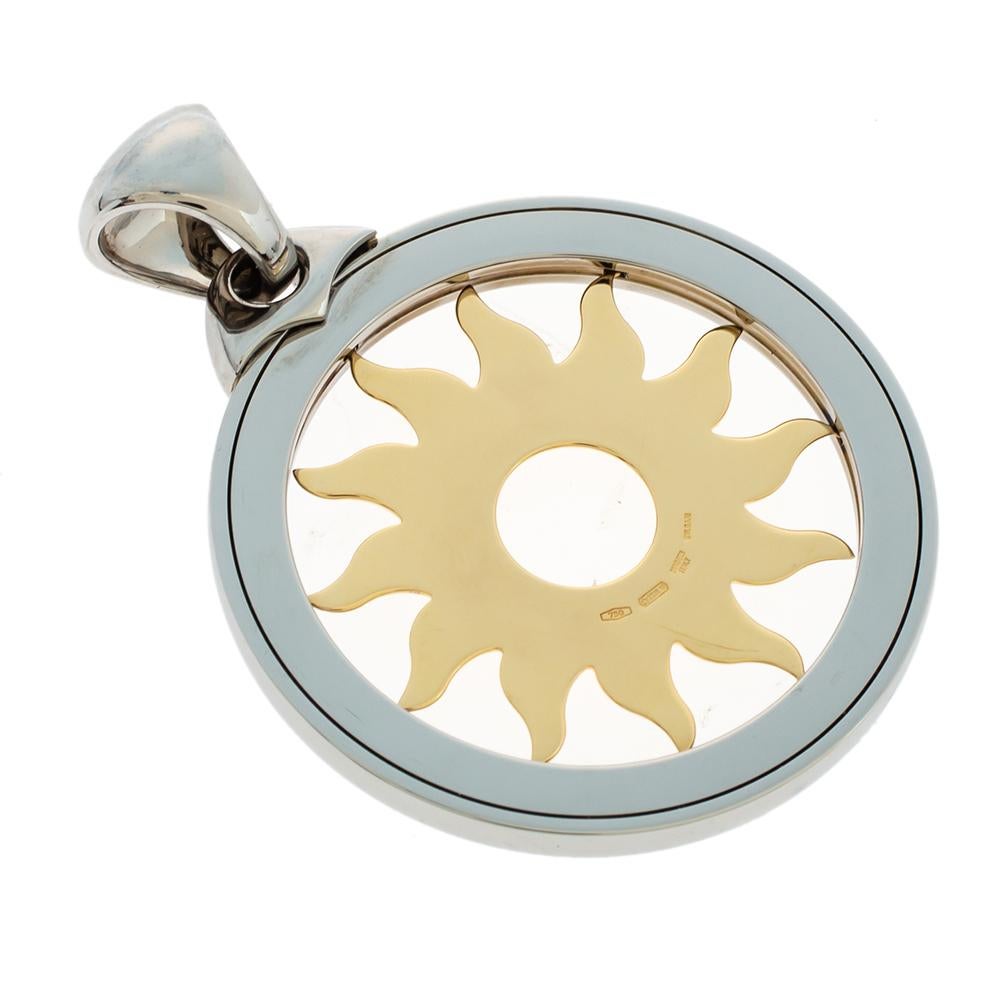 Bvlgari bietet der Frau, die feinen Schmuck liebt, diesen atemberaubenden Anhänger Tondo Sun mit einem Ring aus Edelstahl und einem Sonnenmotiv aus 18 Karat Gelbgold. Der Charme-Anhänger ist vielseitig einsetzbar, da er mit einem Bügel versehen ist,