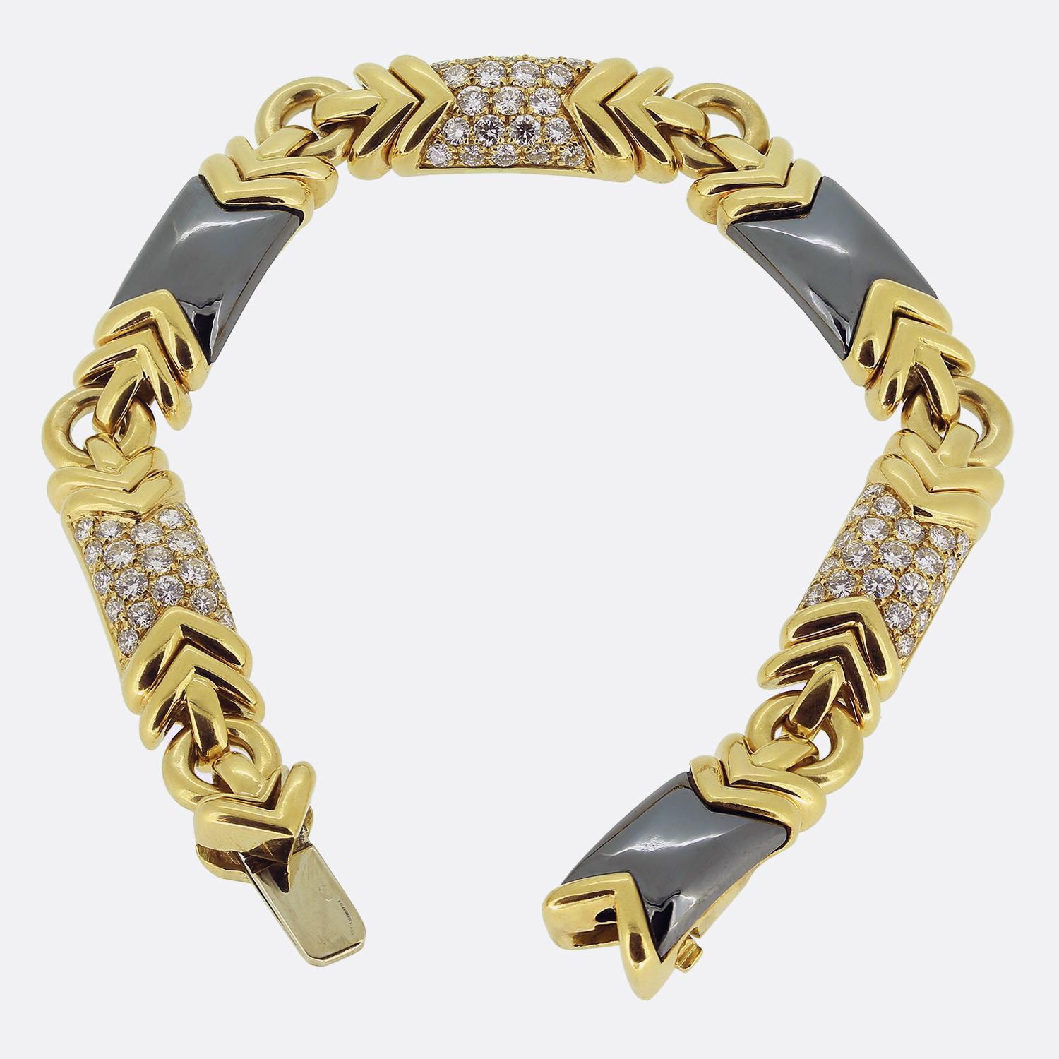 Aquí tenemos una lujosa pulsera de la mundialmente conocida casa de joyas de lujo Bvlgari. Esta exquisita pieza ha sido elaborada en oro amarillo de 18 quilates y presenta una cautivadora combinación de hematites negra pulida y brillantes diamantes